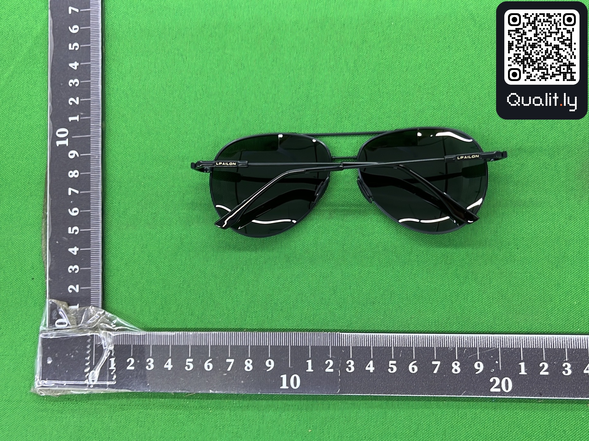 Okulary przeciwsłoneczne — zdjęcie QC 2 z 4