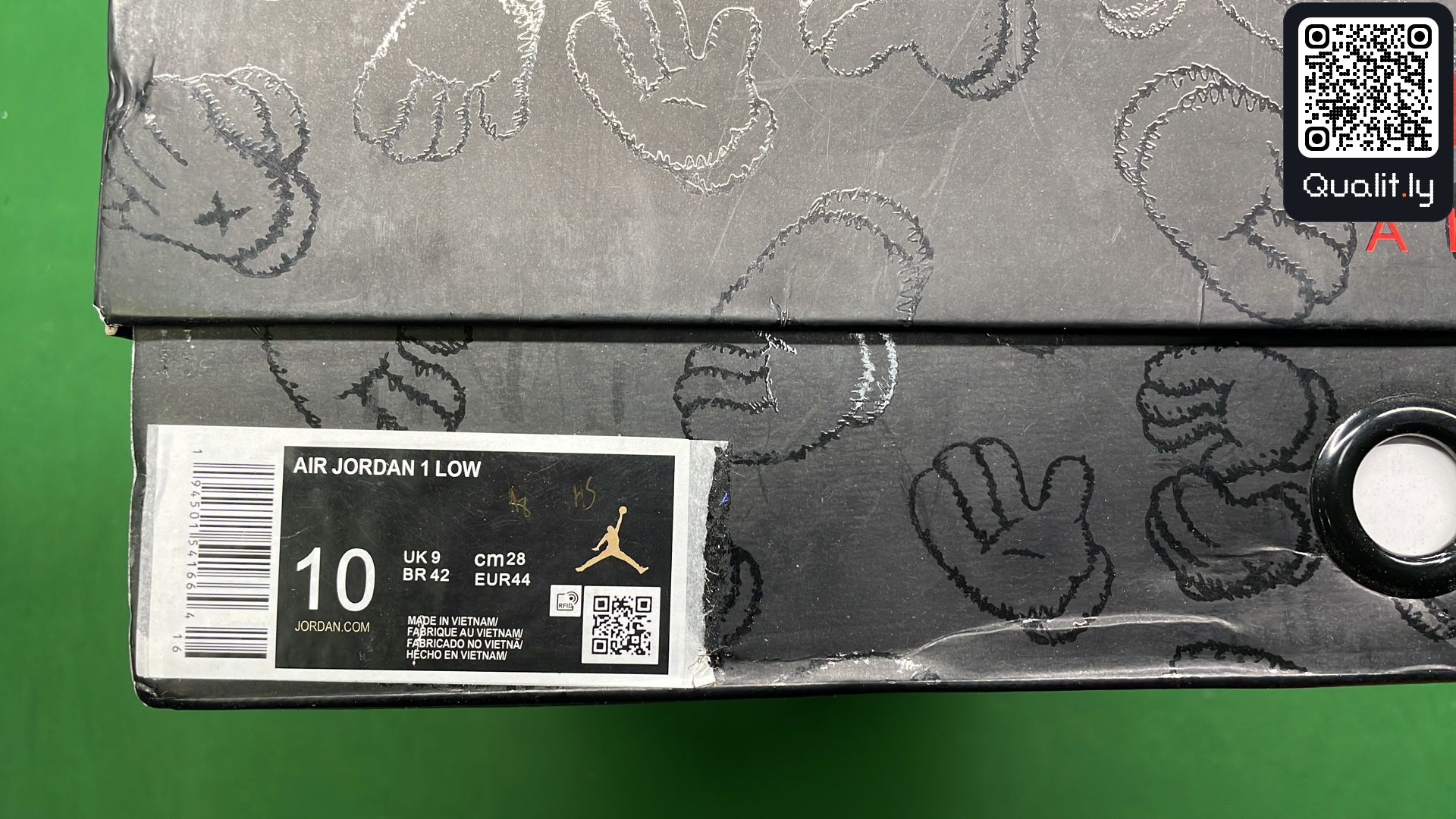 Sneakers QC photo 2 of 6
