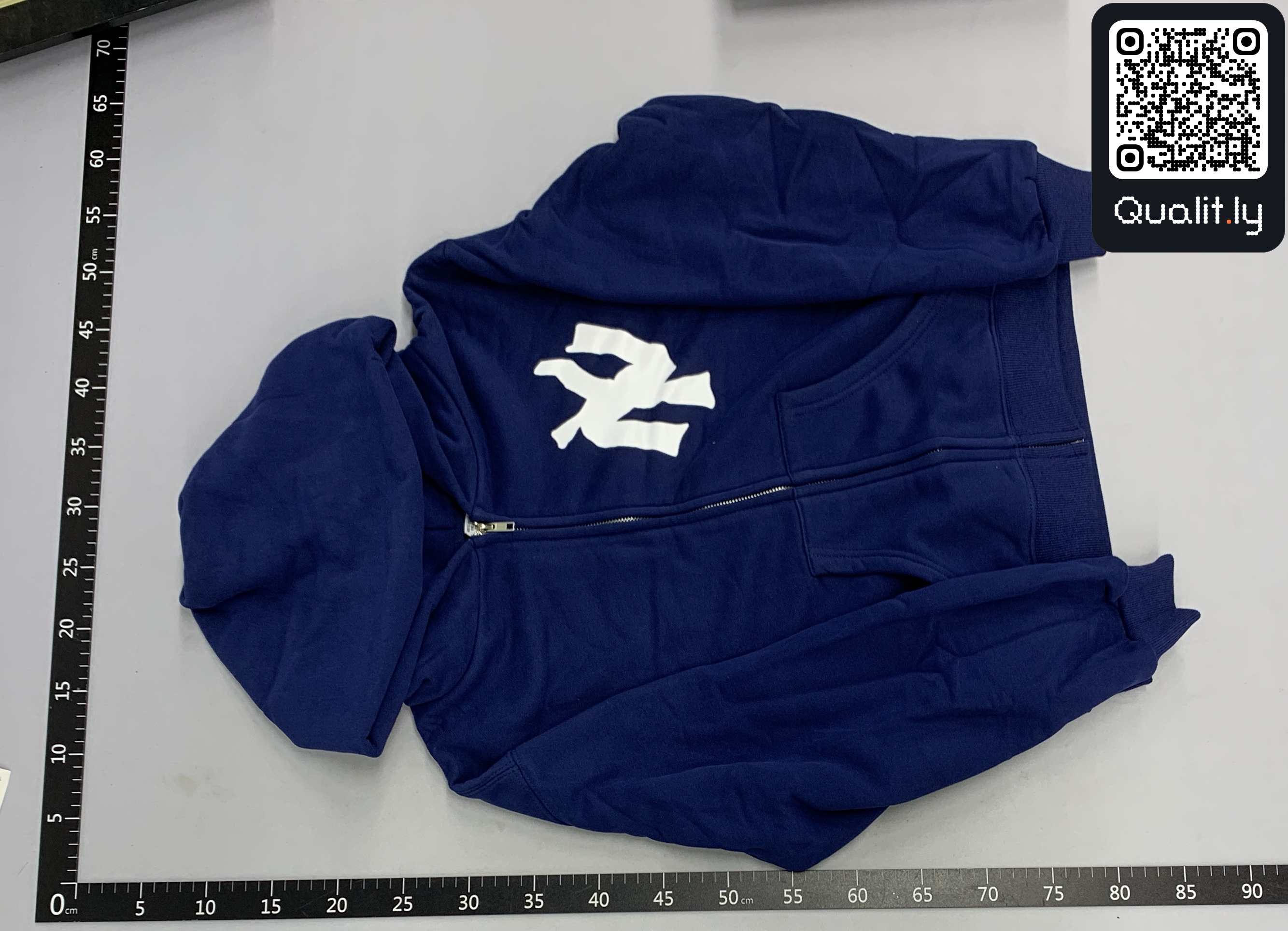 Hoodie — QC-foto 3 van 12