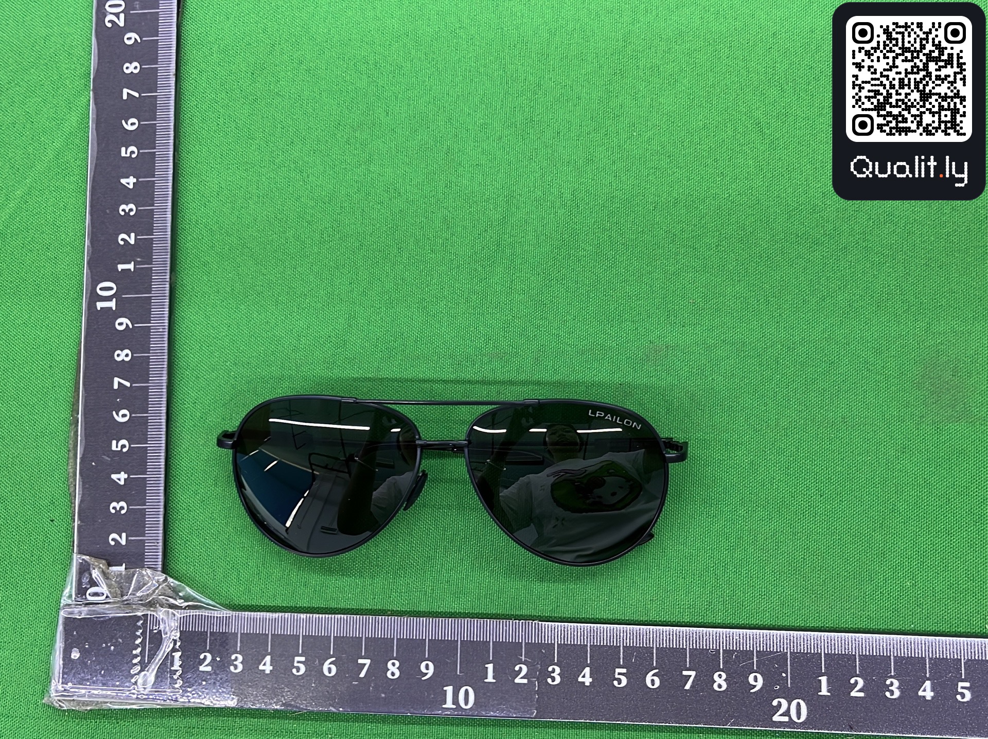 Okulary przeciwsłoneczne — zdjęcie QC 1 z 4
