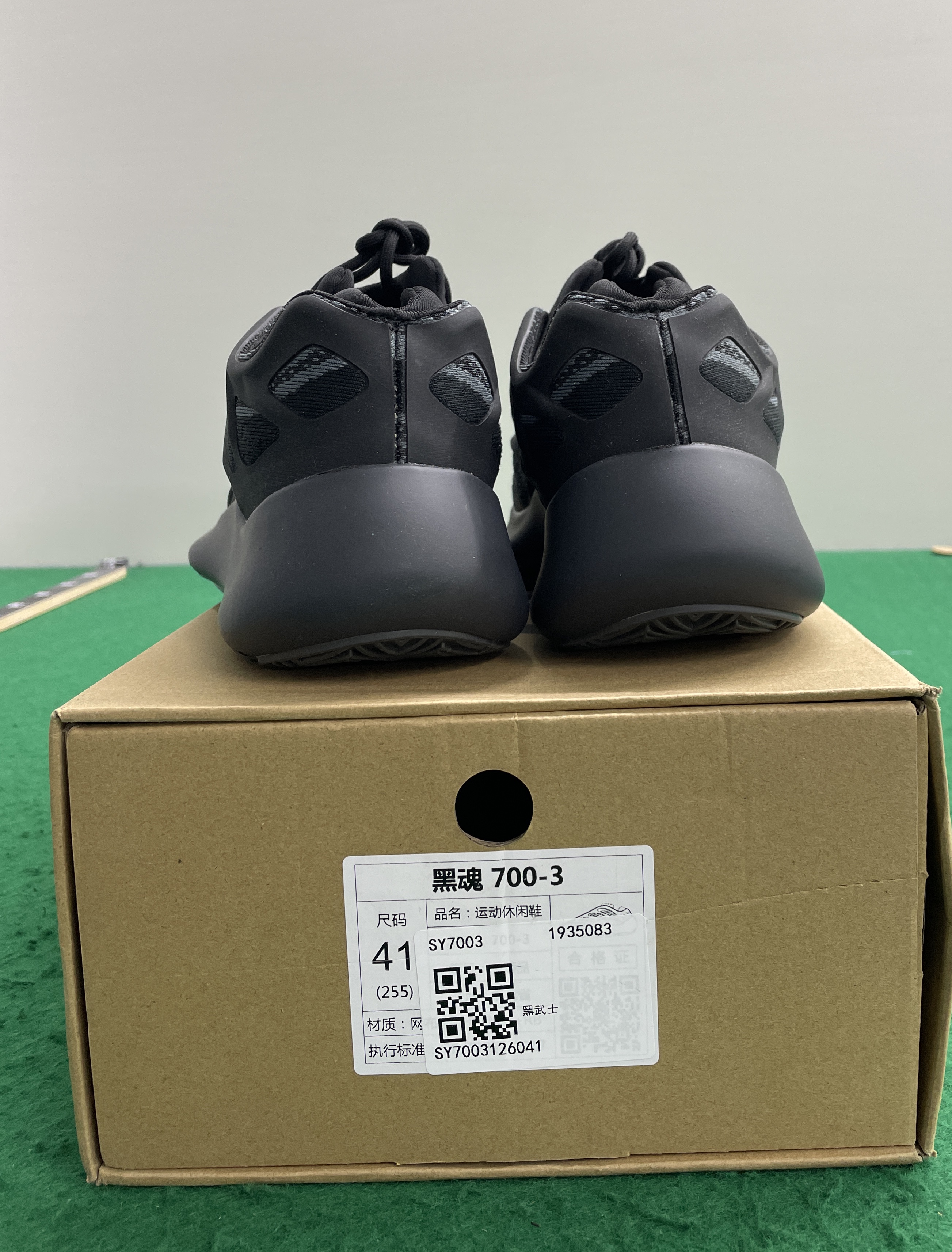 Sneakers QC photo 2 of 31