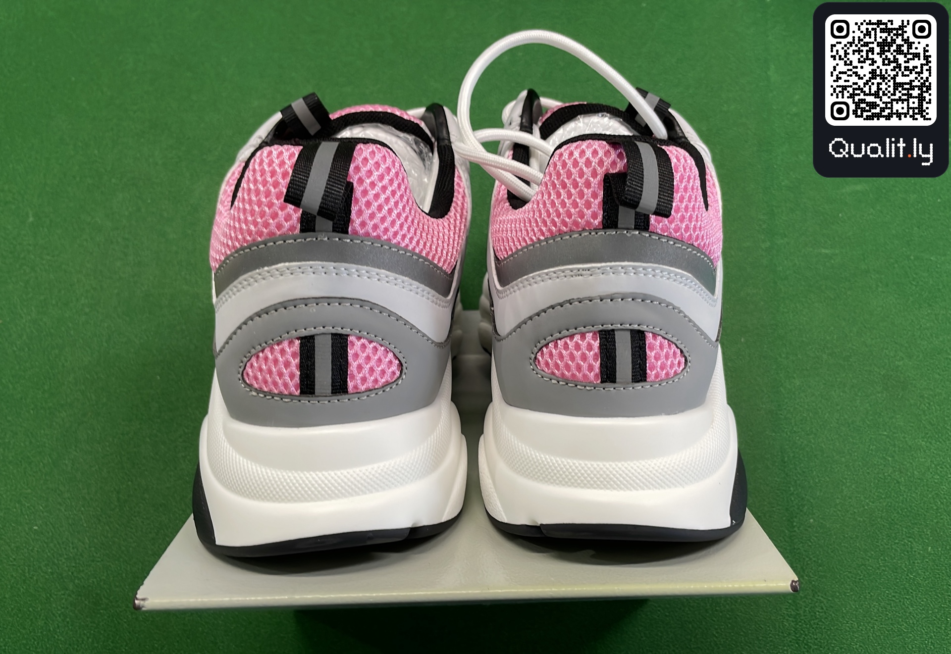 Sneakers — QC-foto 3 van 6