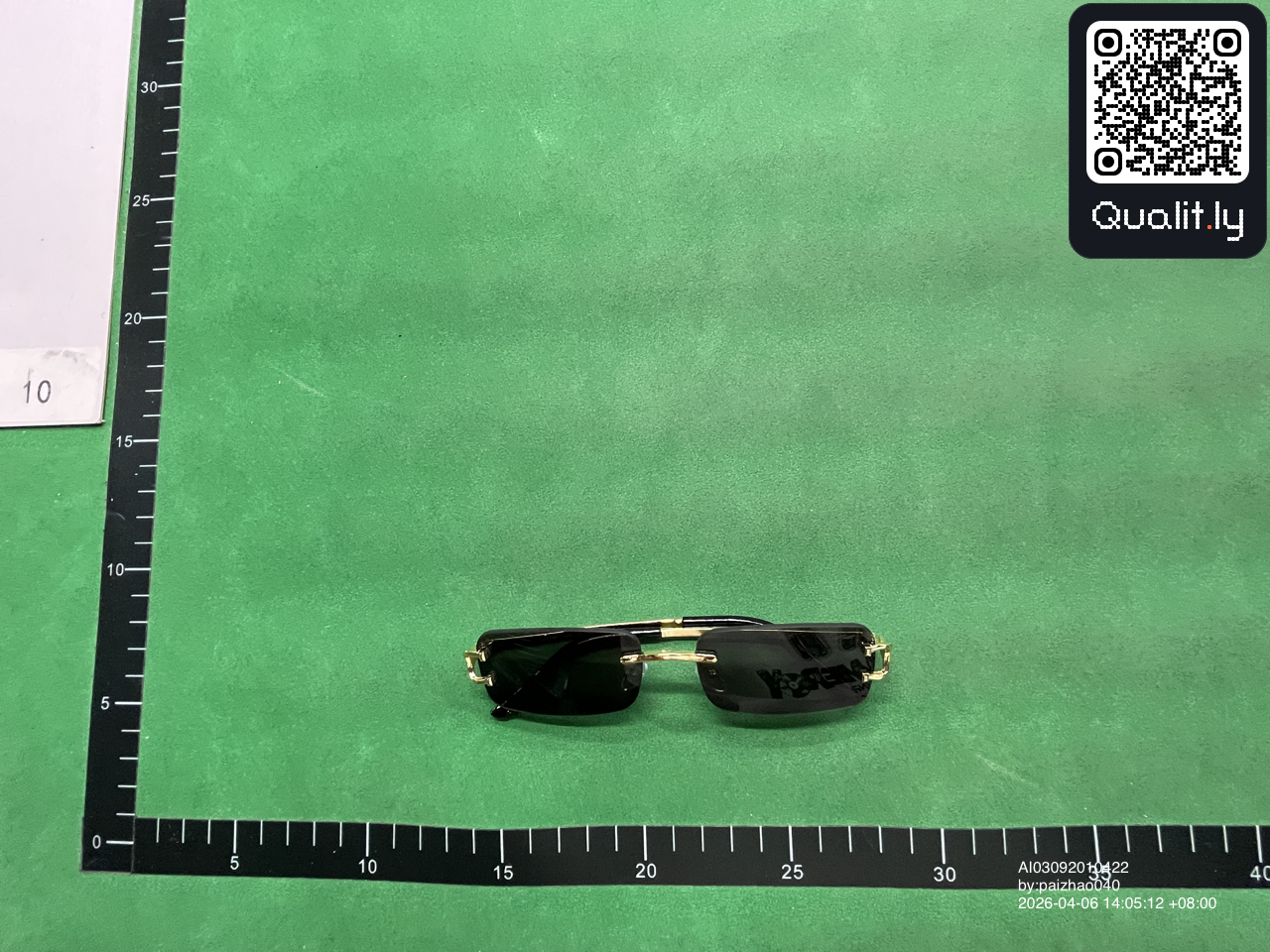 Lunettes de soleil — photo QC 1 sur 19