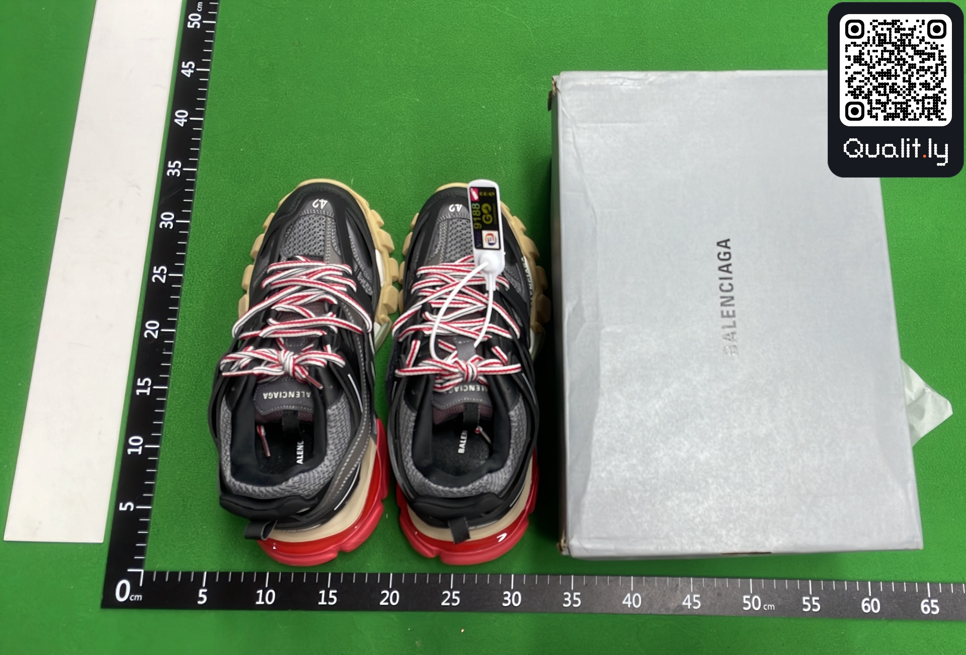 Sneakers QC photo 1 of 6