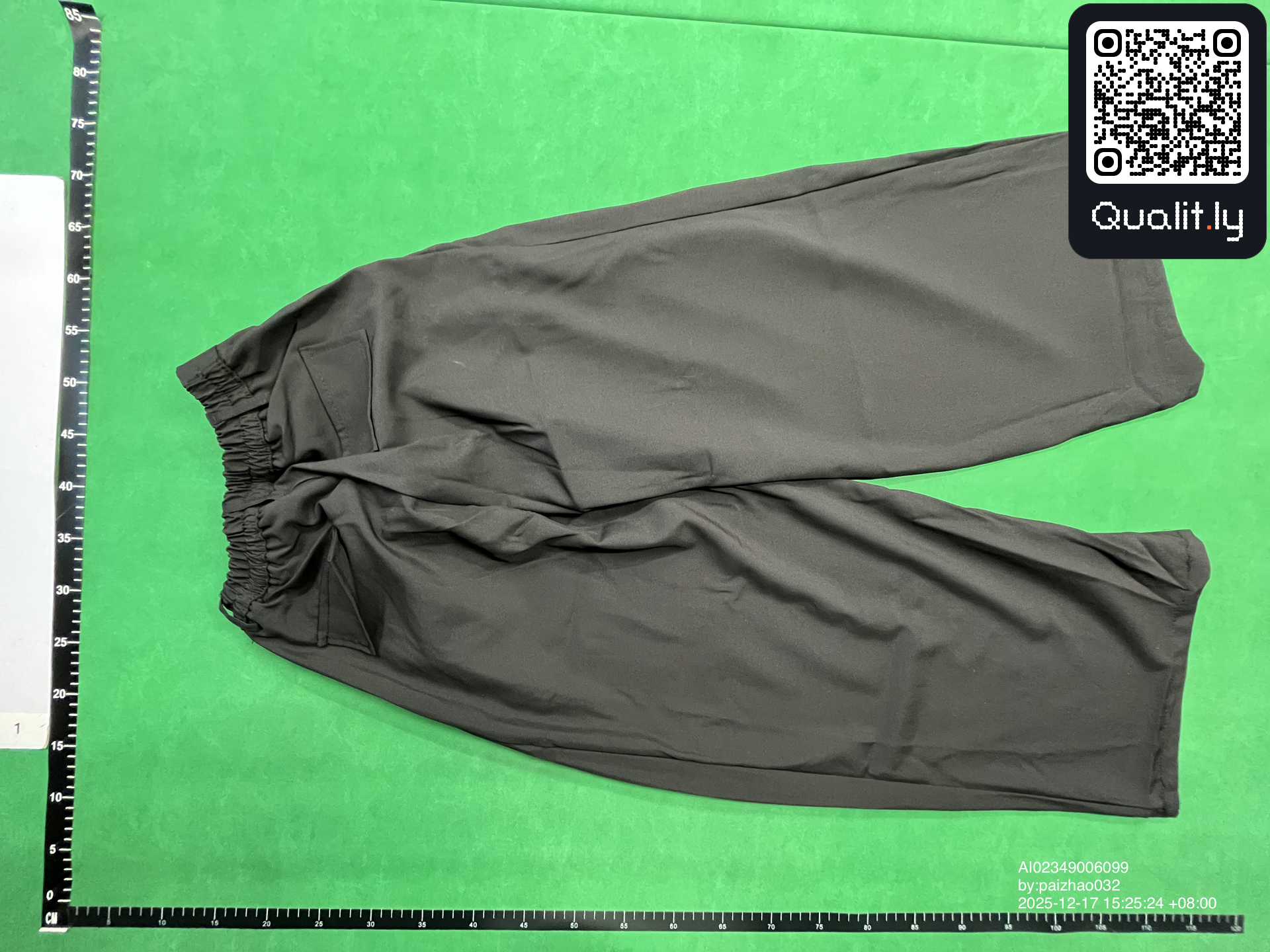 Pantaloni — foto QC 2 di 4