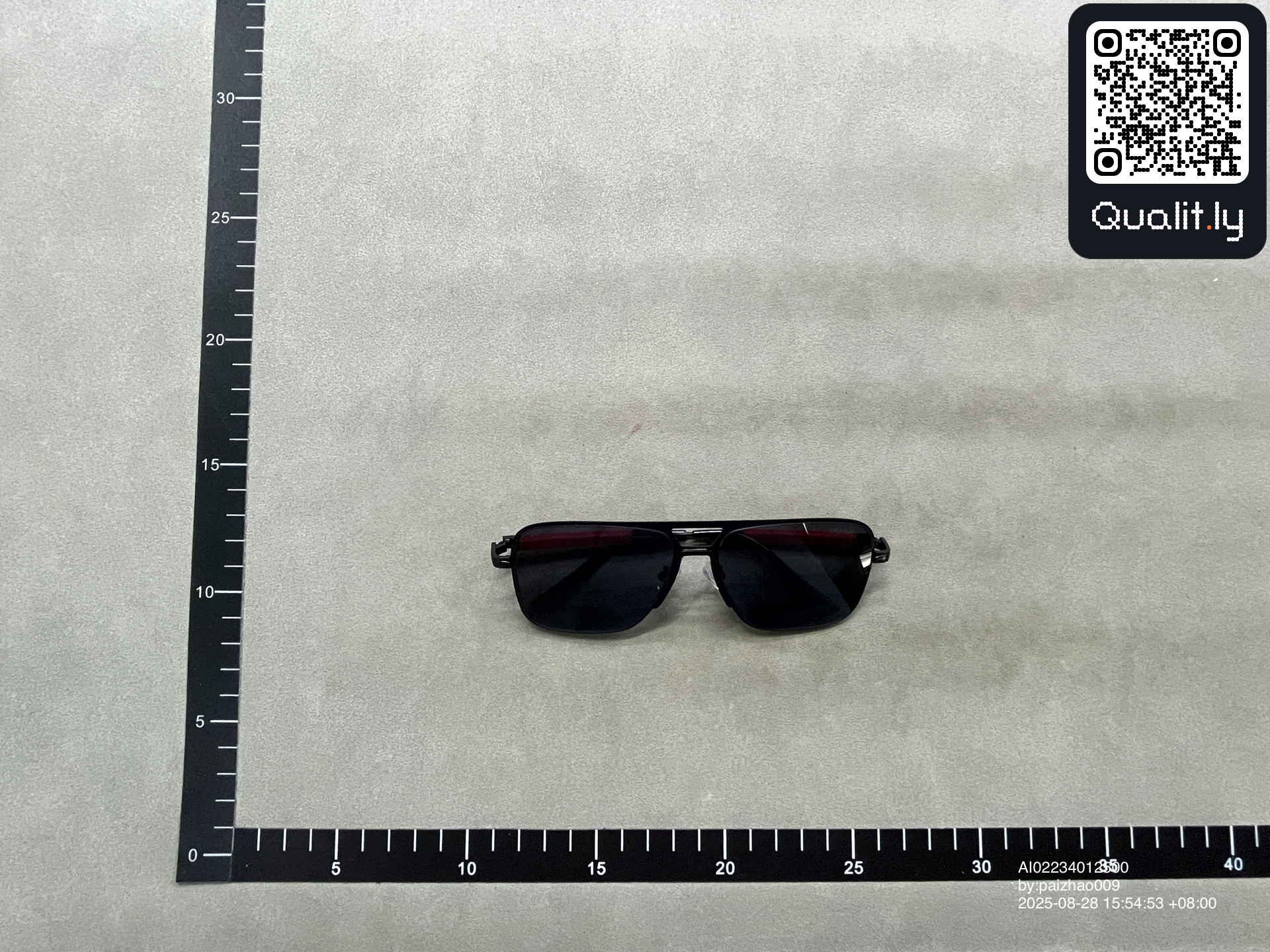 Sonnenbrille — QC-Foto 3 von 6