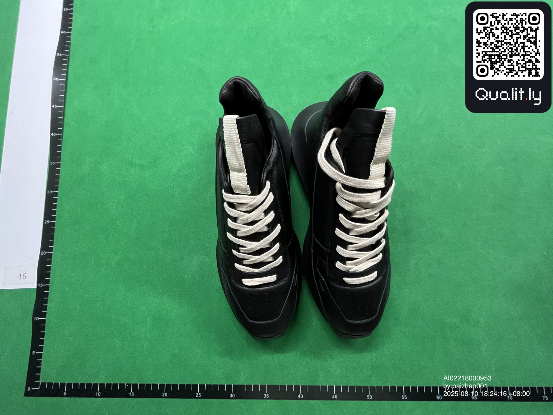 Sneakers — QC-foto 1 av 6