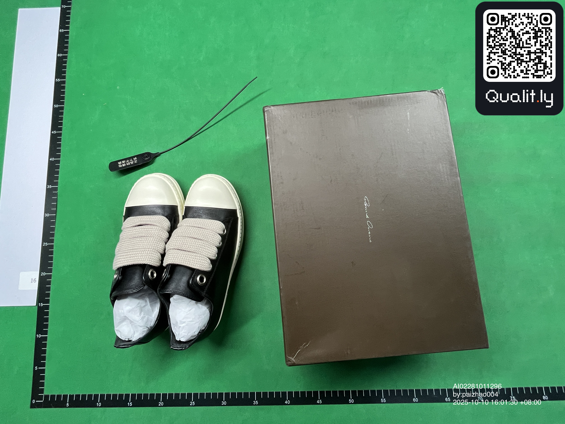 Sneakers QC photo 1 of 22