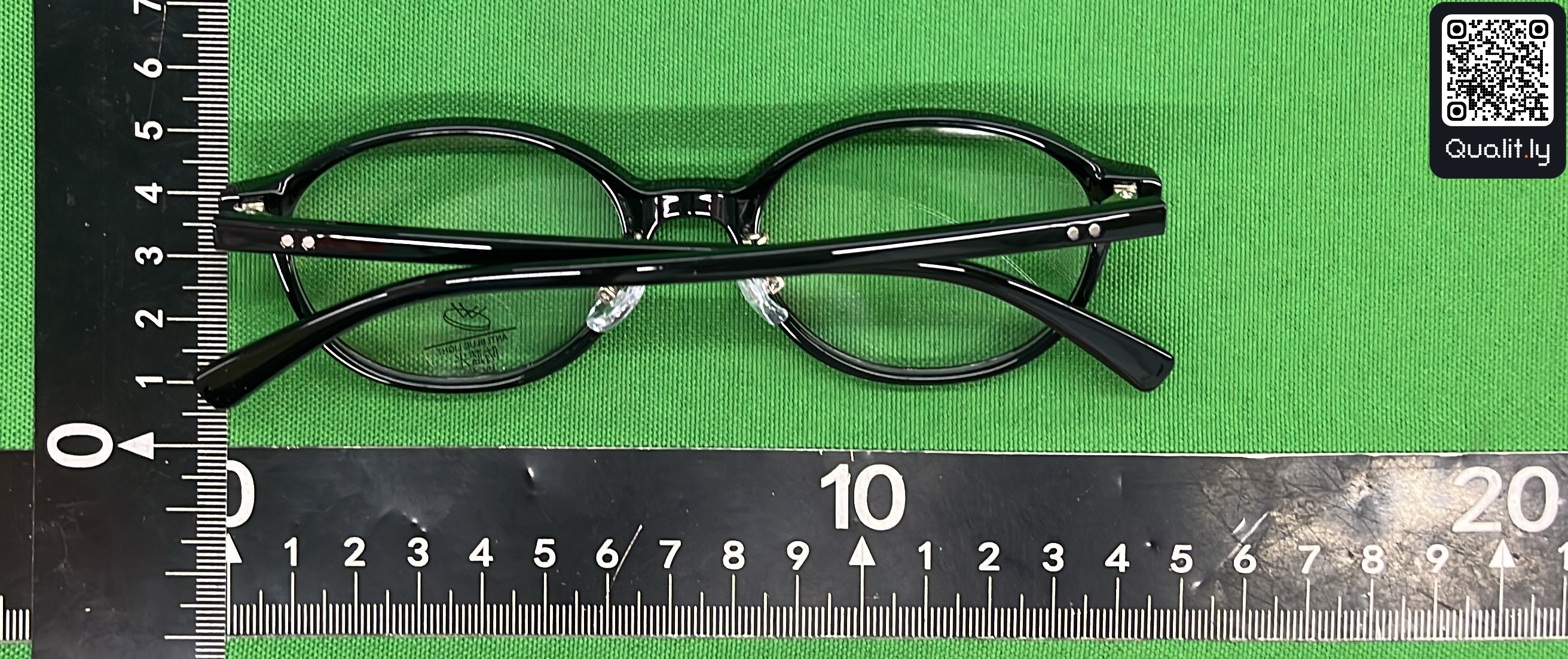 Lunettes de soleil — photo QC 1 sur 12