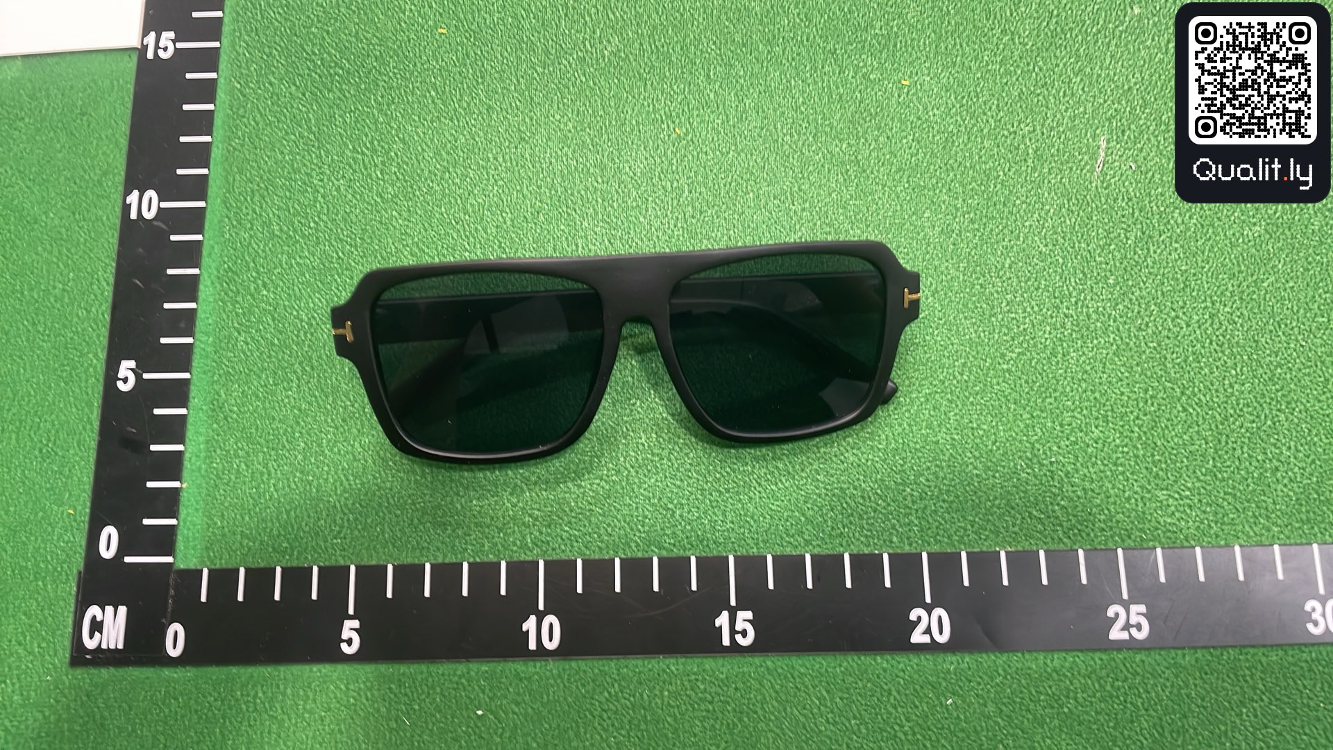 Sunglasses QC photo 1 of 6