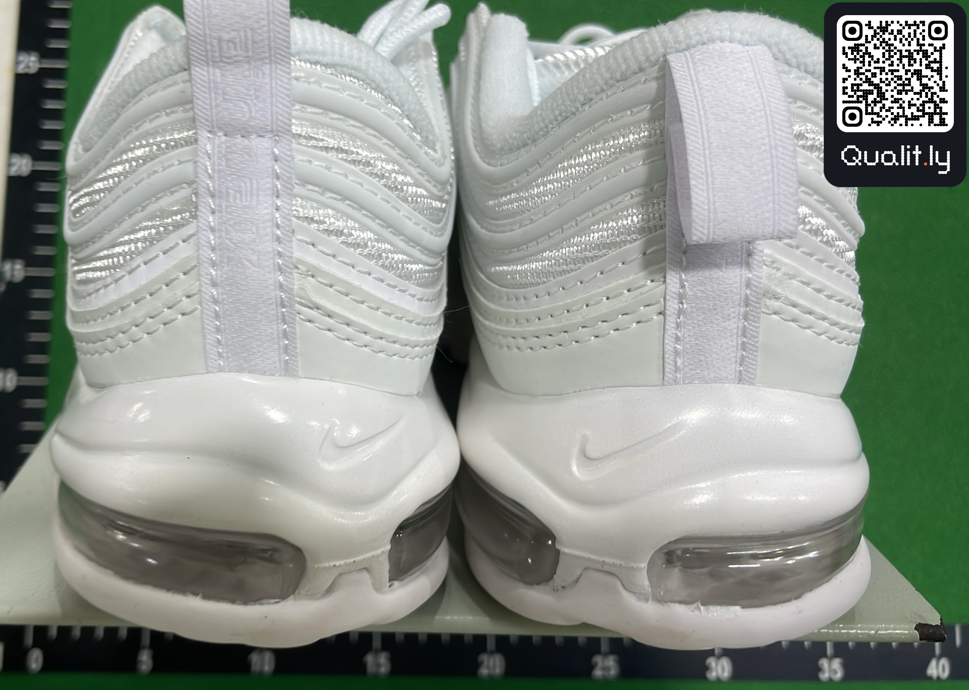 Sneakers — QC-foto 3 van 6