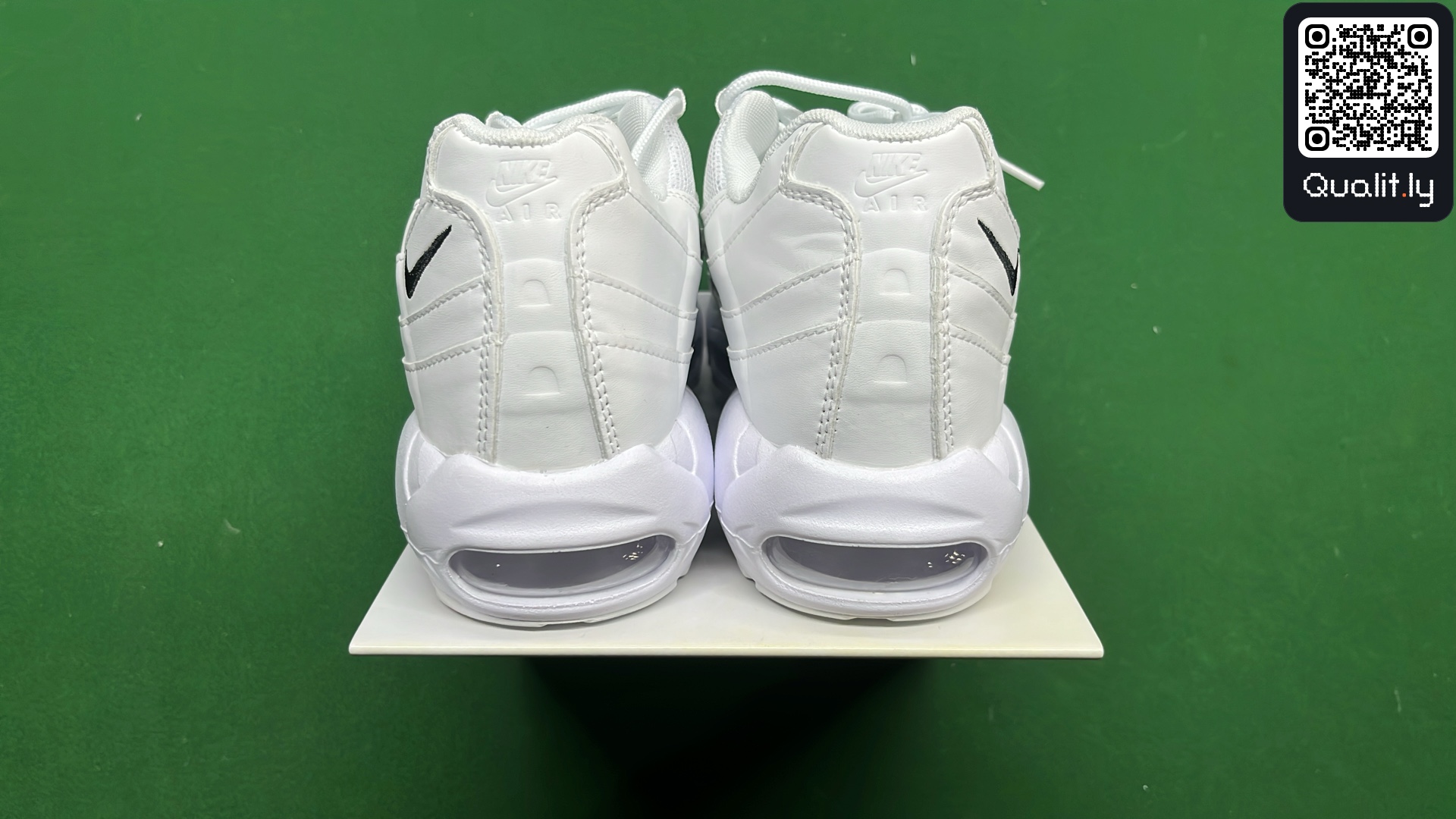 Sneakers — foto QC 3 di 18