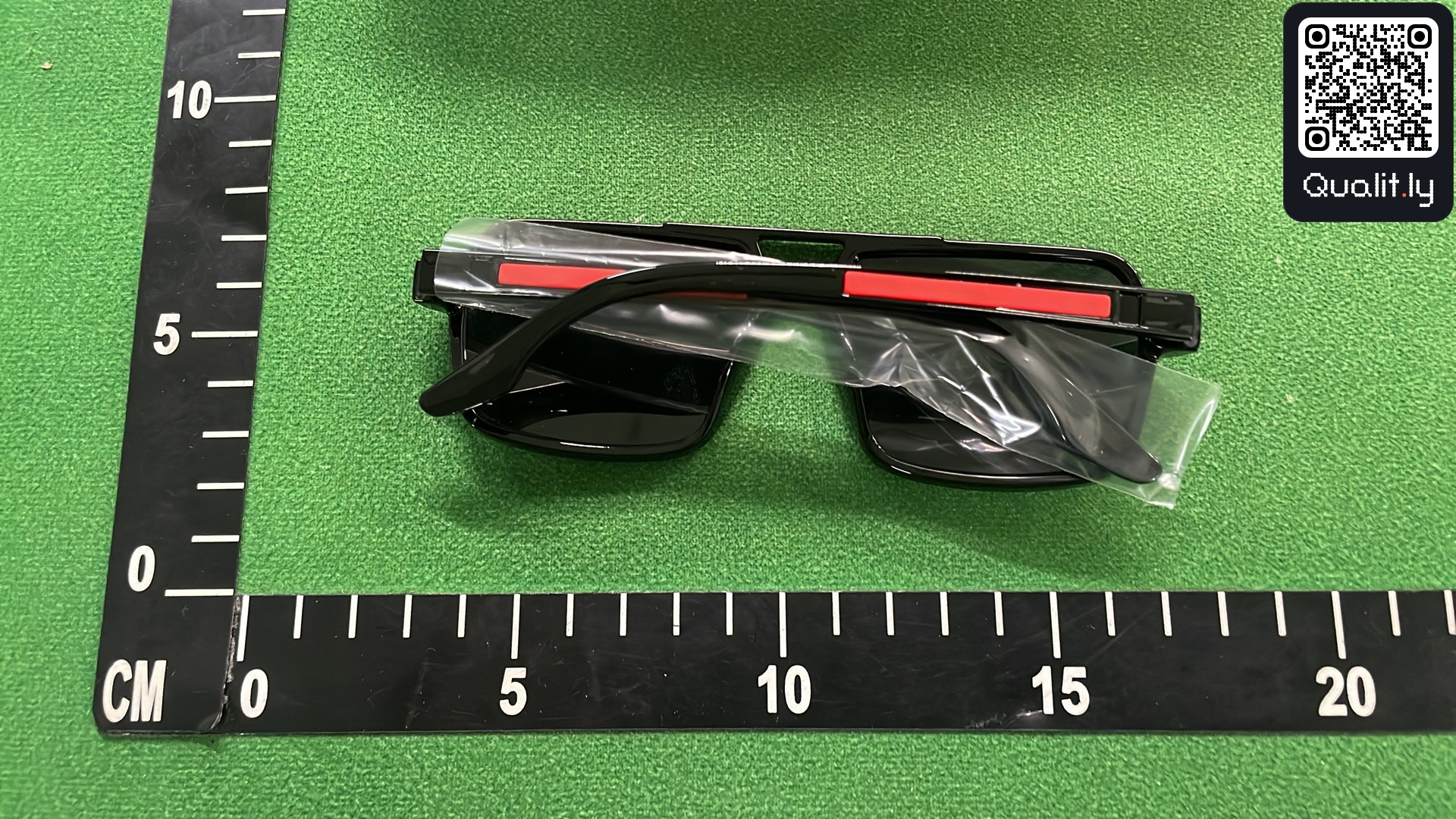 Occhiali da sole — foto QC 2 di 3