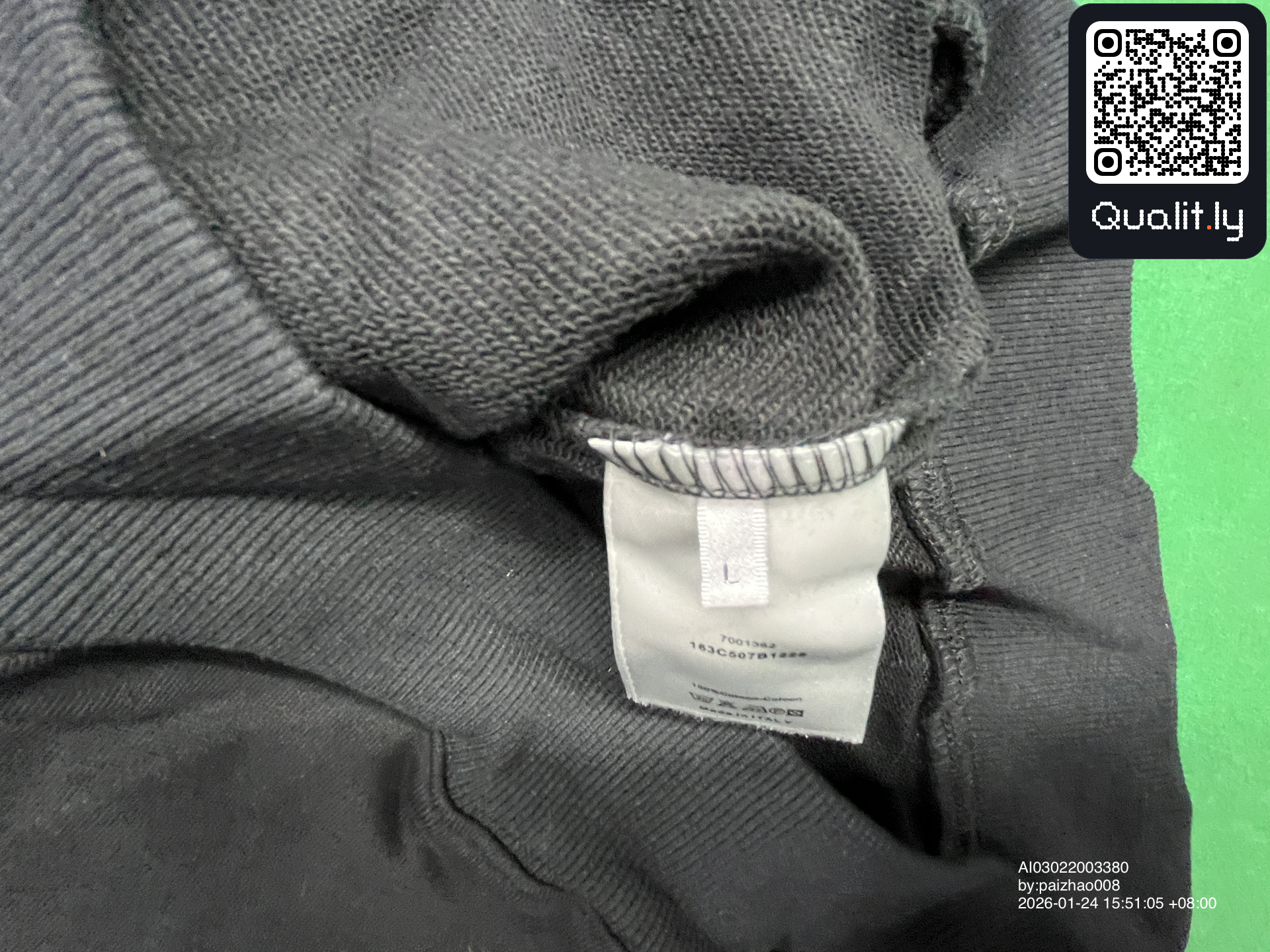 Hoodie — QC-Foto 1 von 86