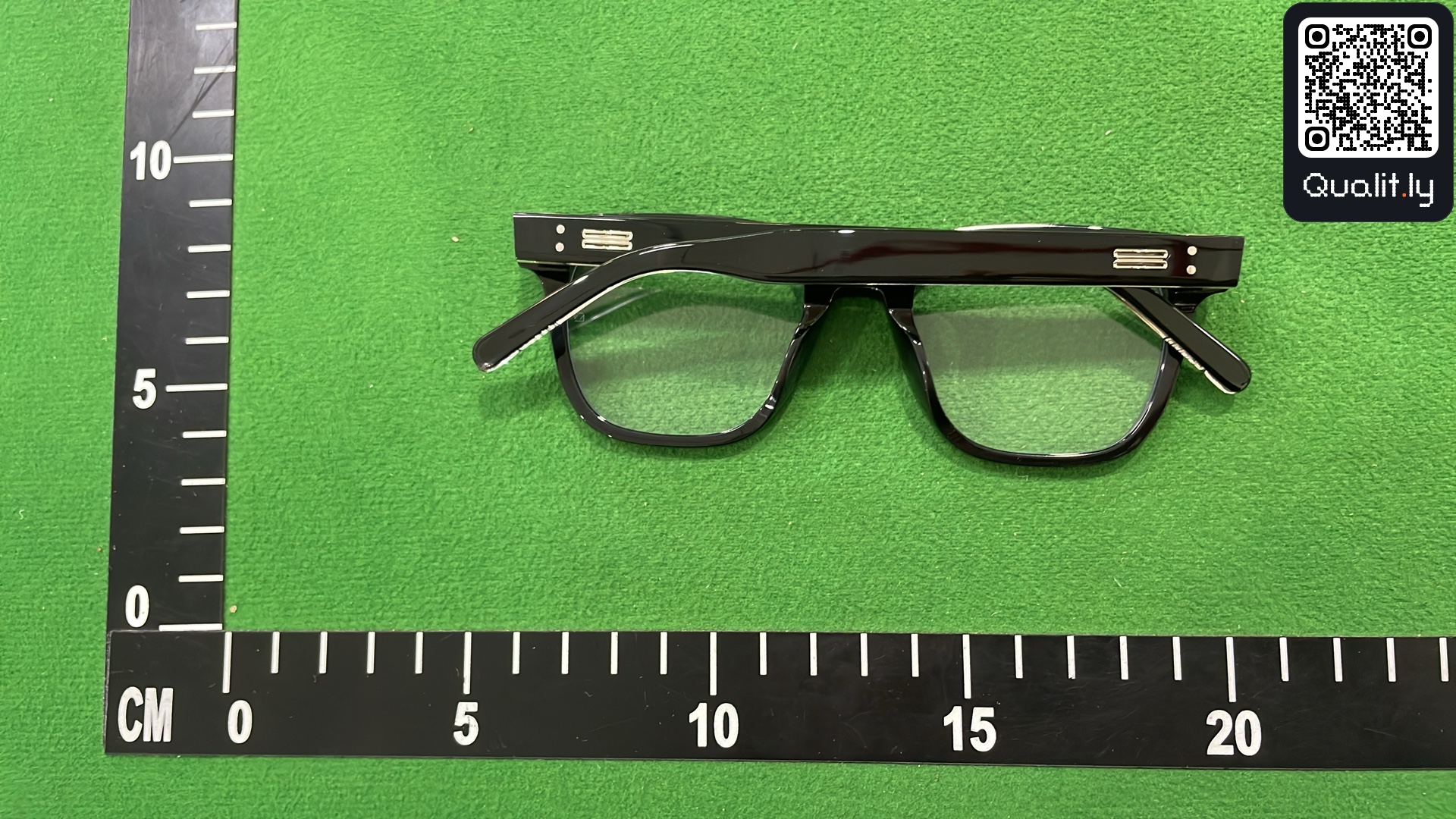 Sunglasses QC photo 2 of 3