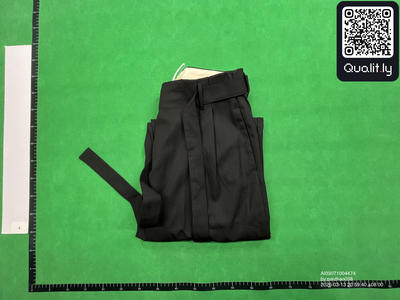 Pantaloni — fotografie QC 1 din 4