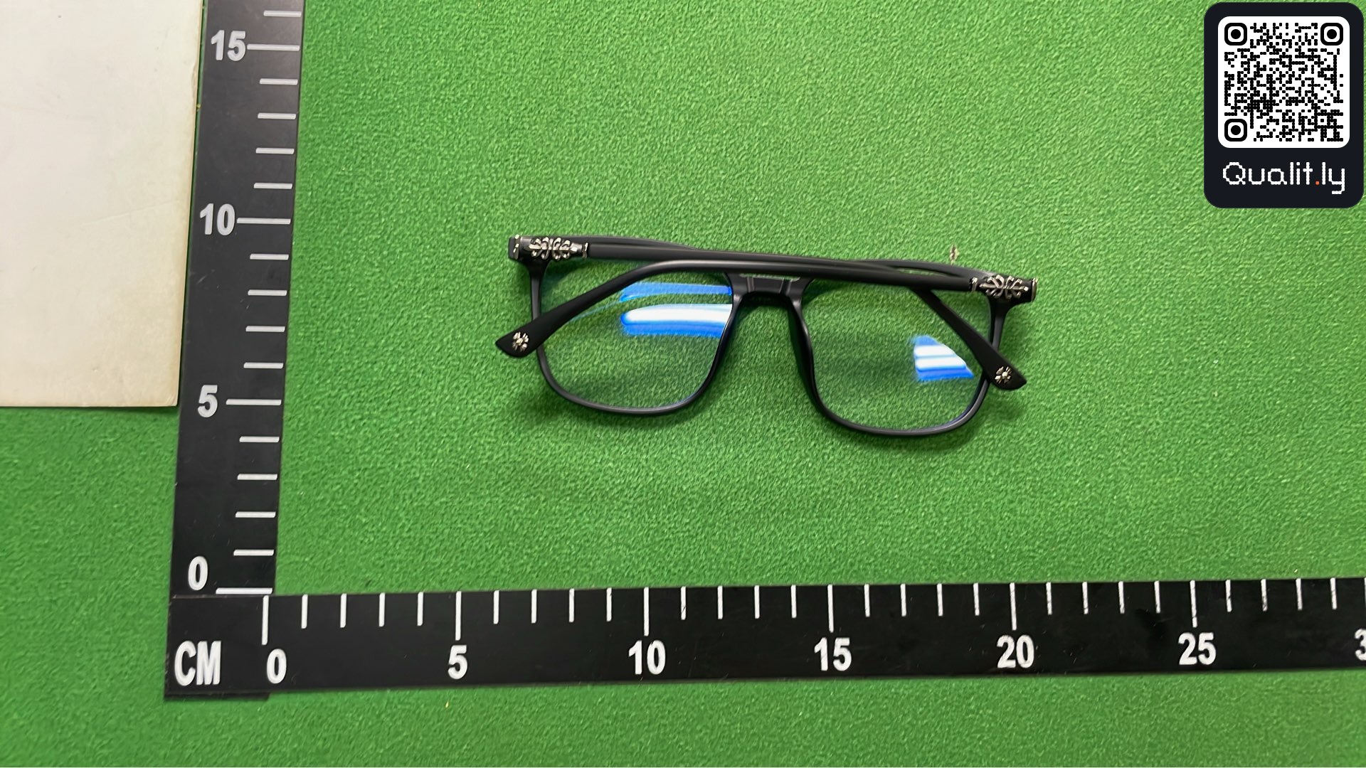 Lunettes de soleil — photo QC 2 sur 3