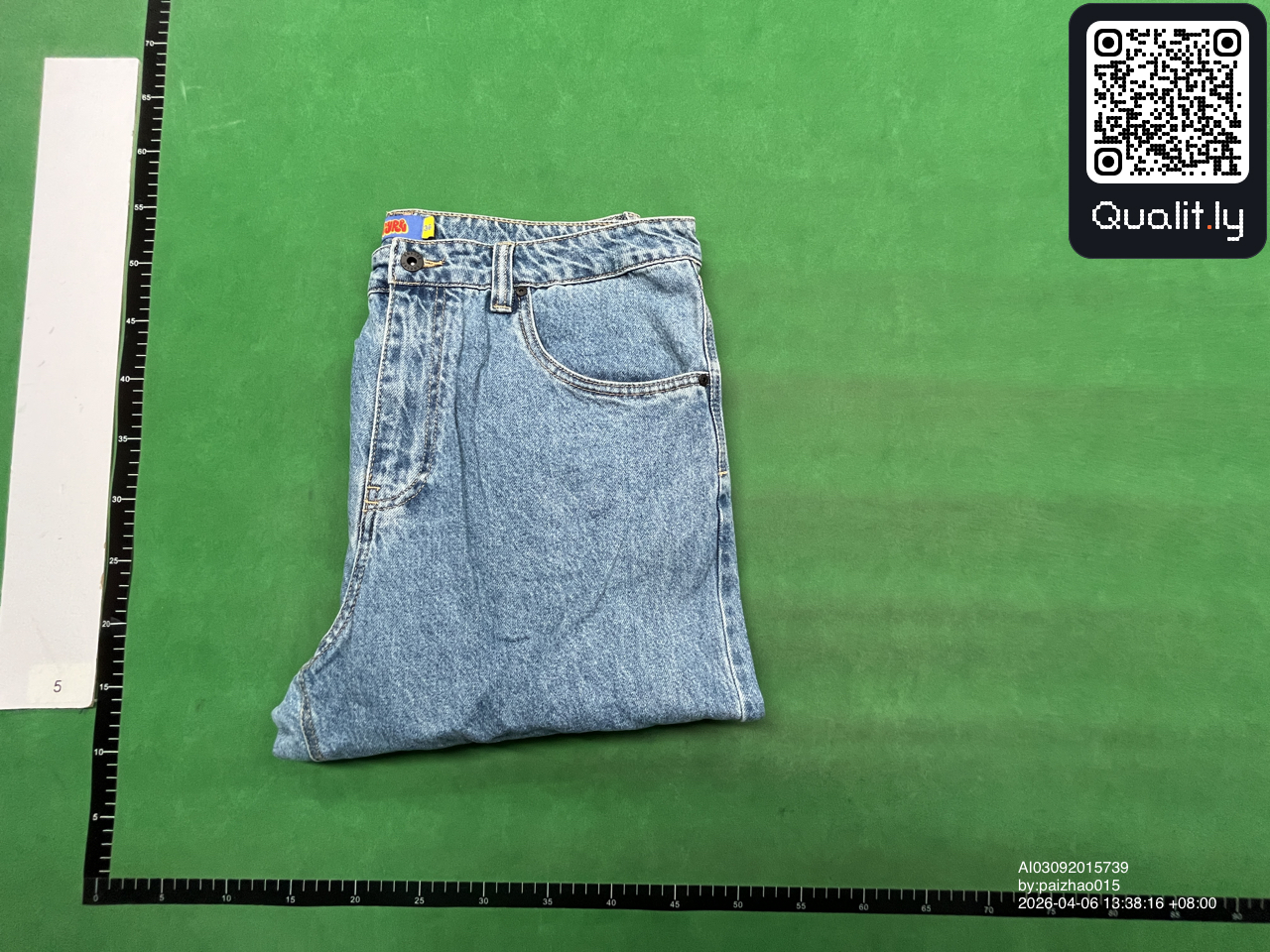 Jeansy — zdjęcie QC 1 z 4