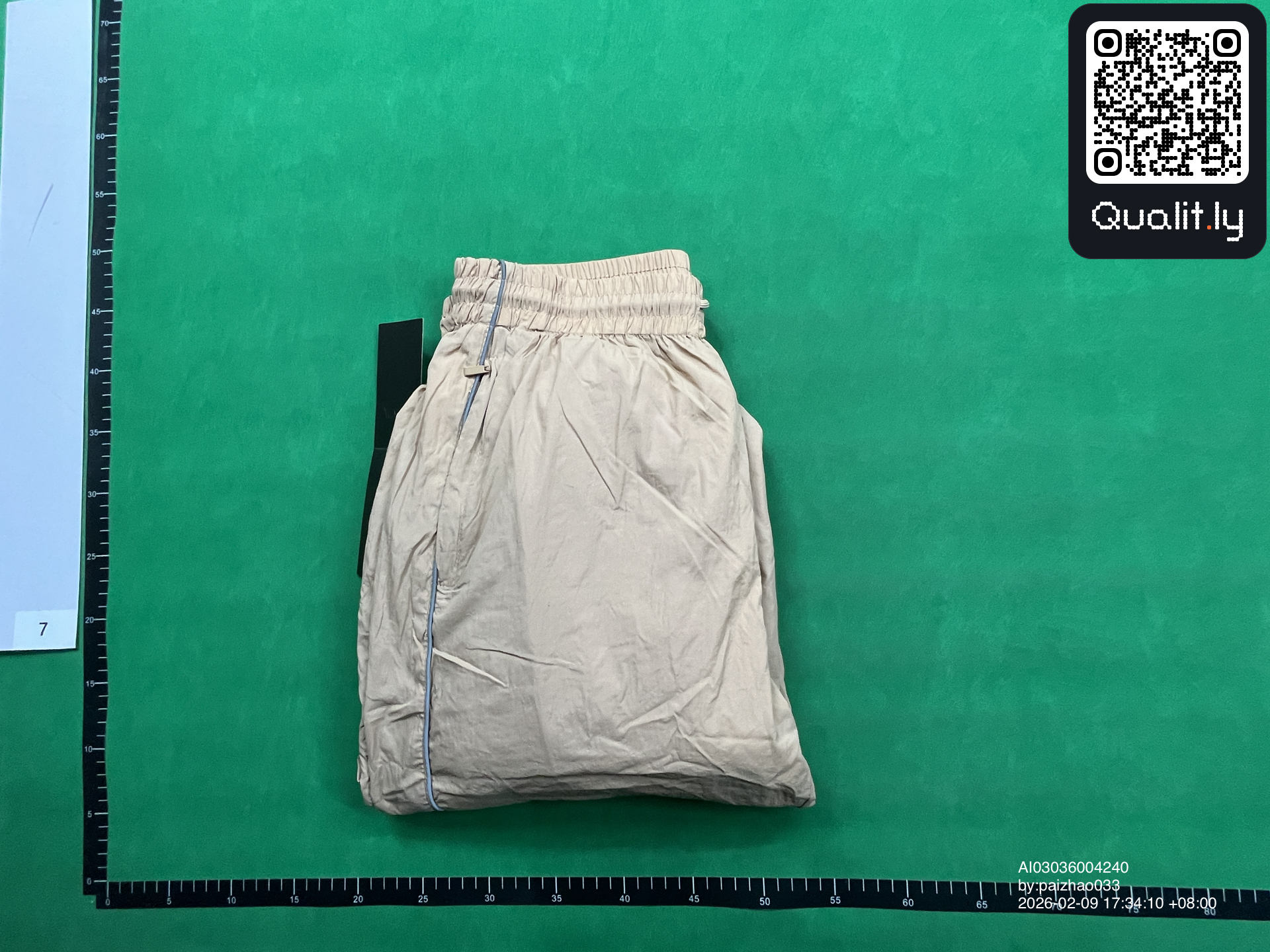 Pantaloni — foto QC 1 di 4