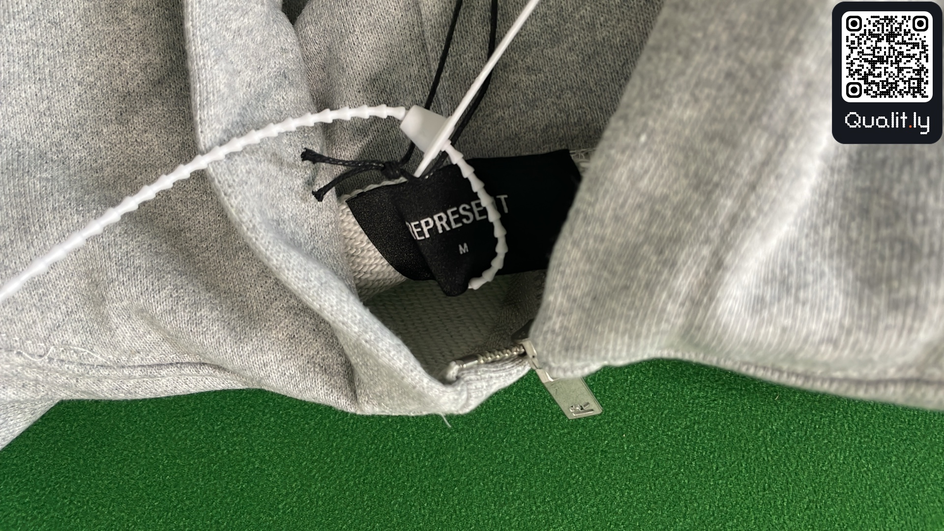 Sweat à capuche — photo QC 1 sur 4