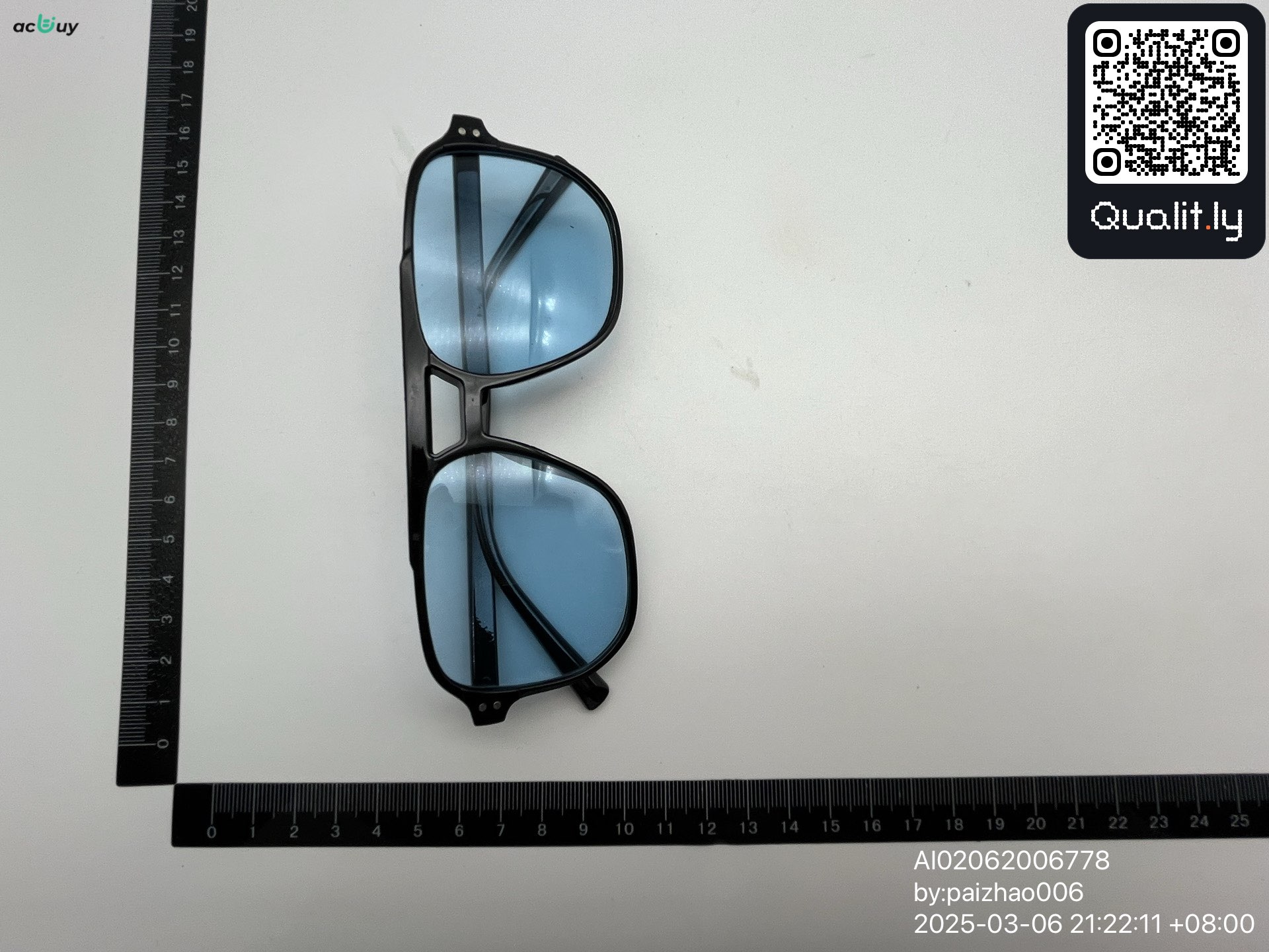 Sonnenbrille — QC-Foto 1 von 24