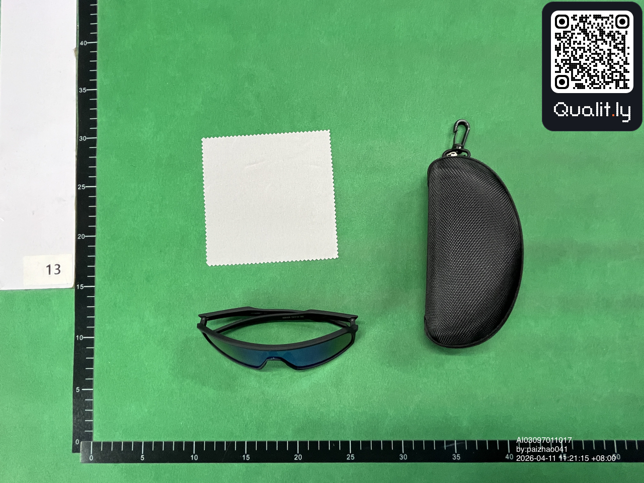 Okulary przeciwsłoneczne — zdjęcie QC 1 z 3