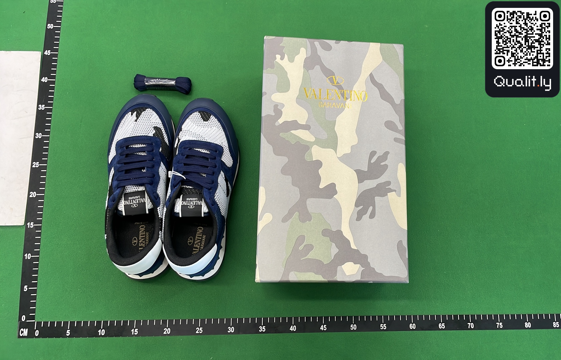 Sneakers QC photo 1 of 150