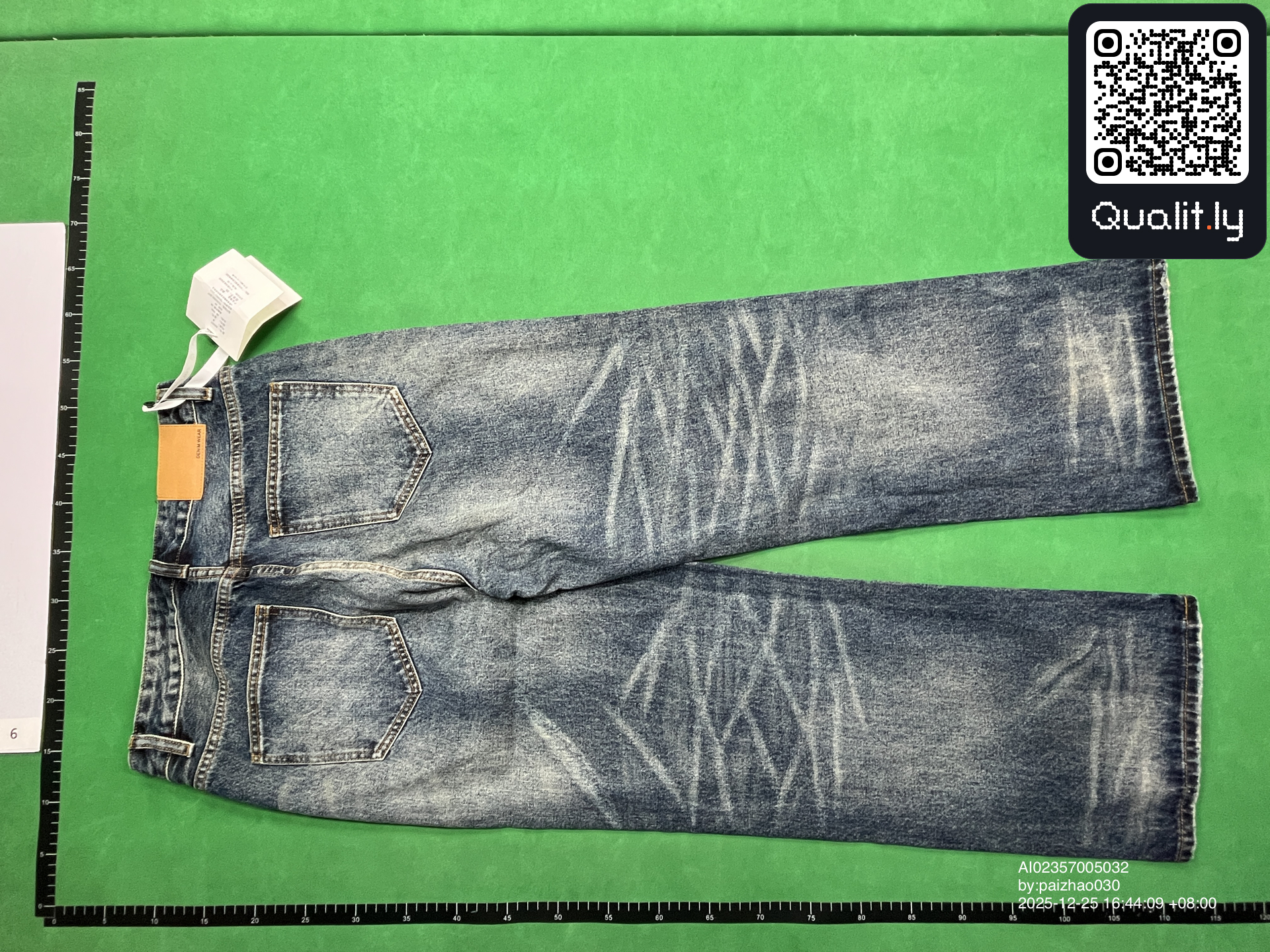 Jeans — QC-foto 2 av 4