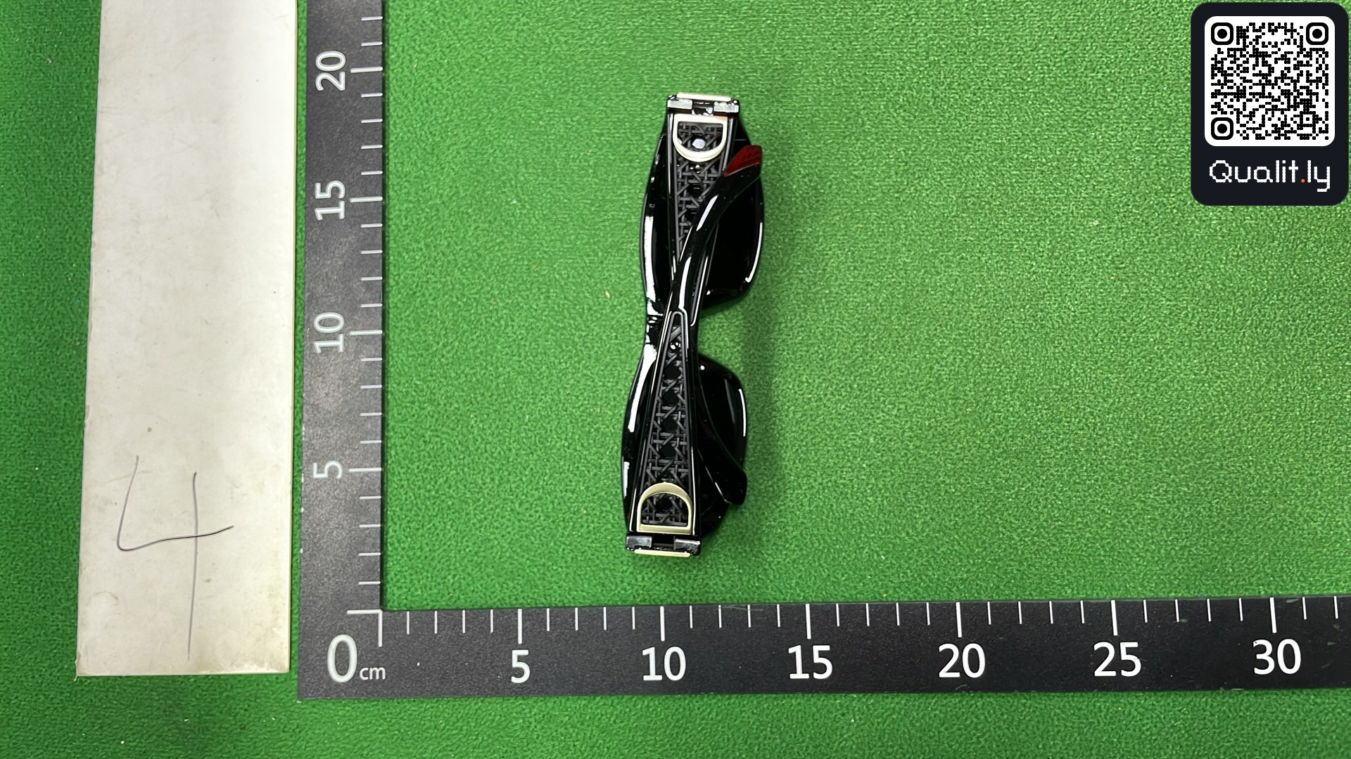 Sunglasses QC photo 2 of 3