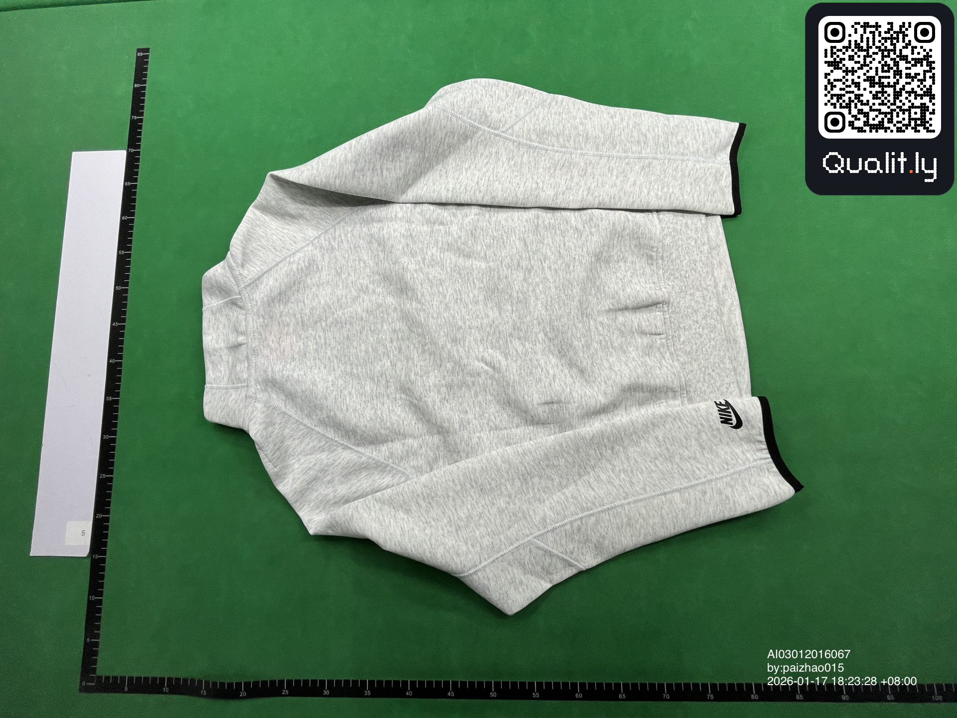 Hoodie — QC-Foto 2 von 8