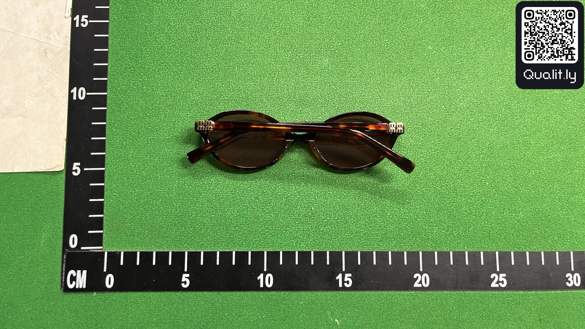 Lunettes de soleil — photo QC 2 sur 3