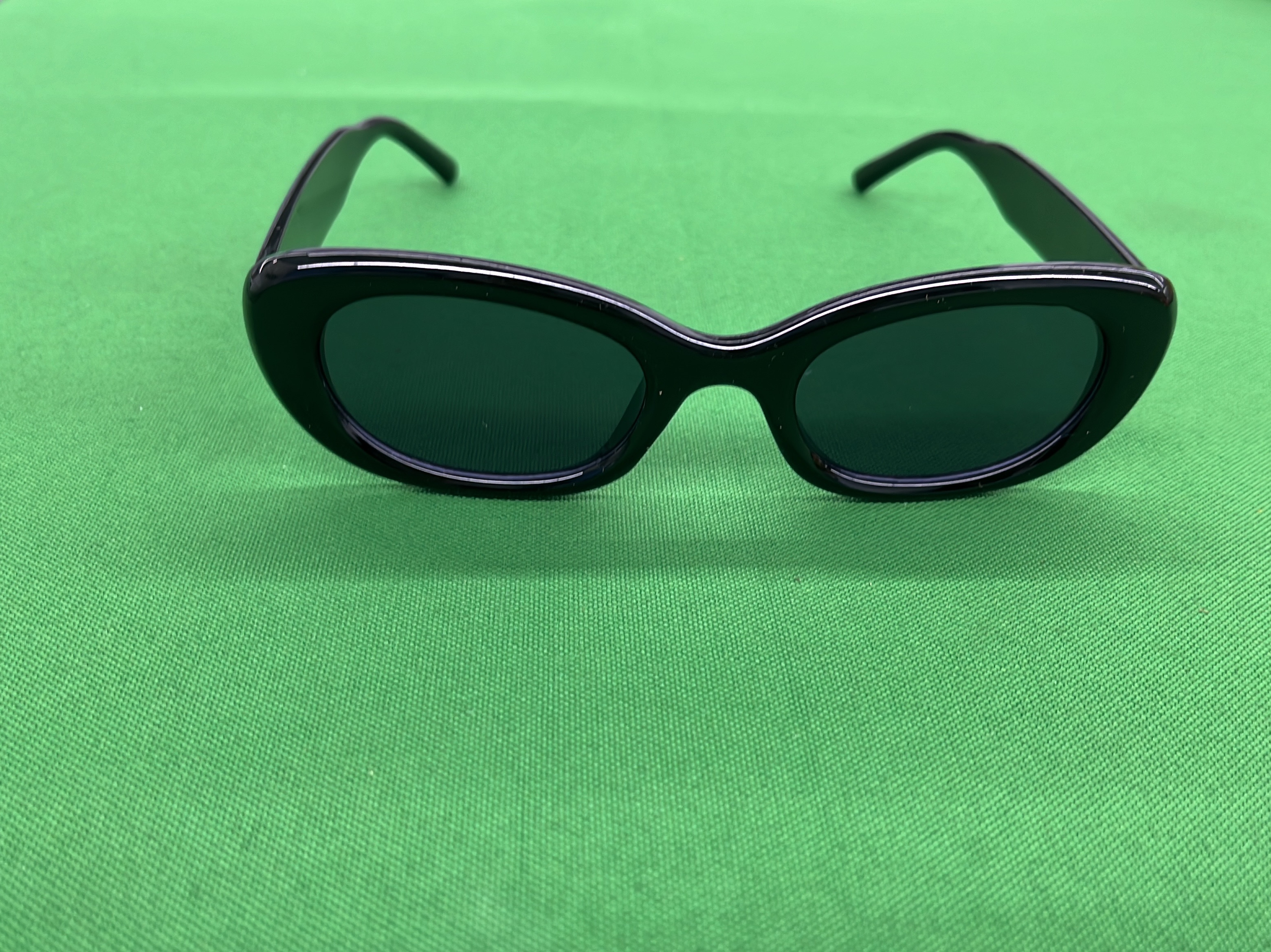 Sunglasses QC photo 2 of 4