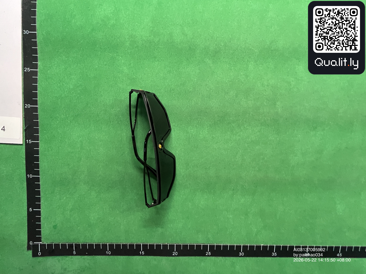 Okulary przeciwsłoneczne — zdjęcie QC 1 z 3