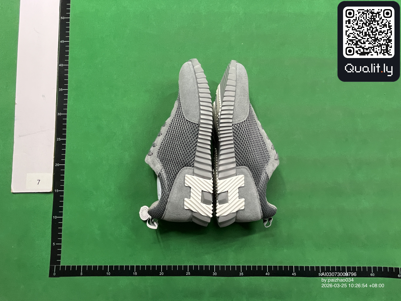 Sneakers — QC-foto 2 van 6
