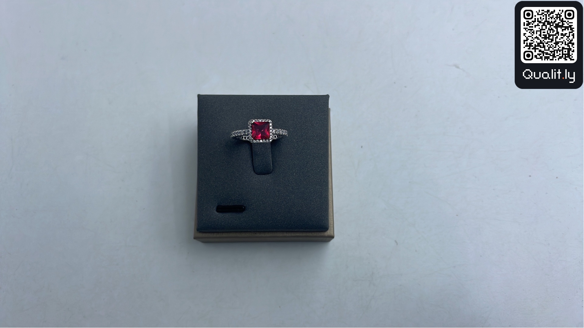 Gioiello — foto QC 2 di 23