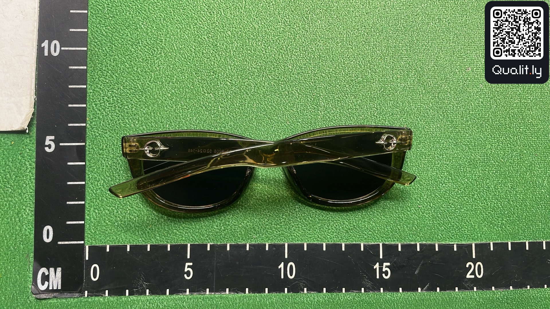 Lunettes de soleil — photo QC 2 sur 17