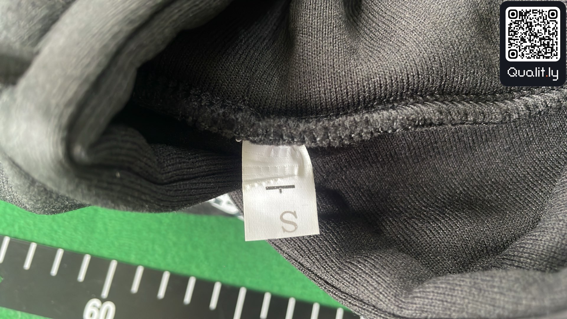 Sweat à capuche — photo QC 1 sur 8
