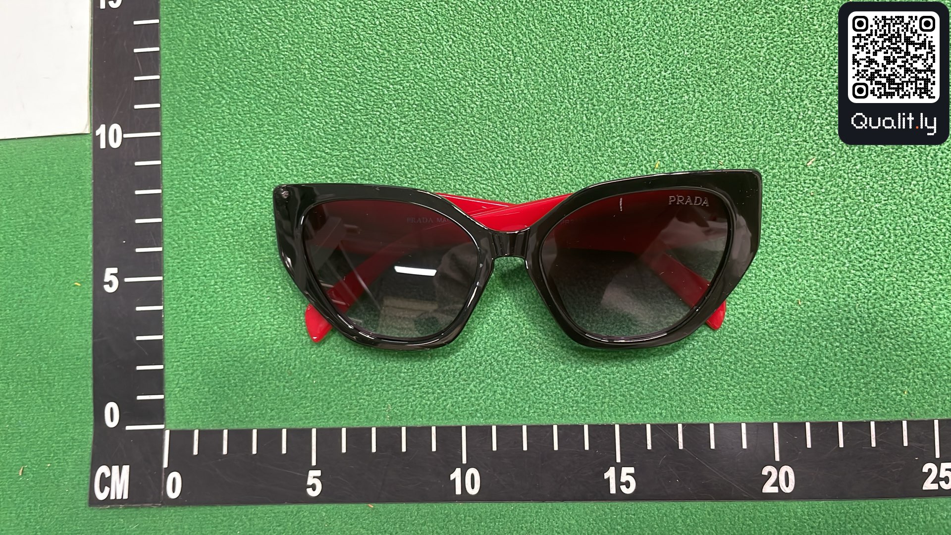 Okulary przeciwsłoneczne — zdjęcie QC 1 z 3