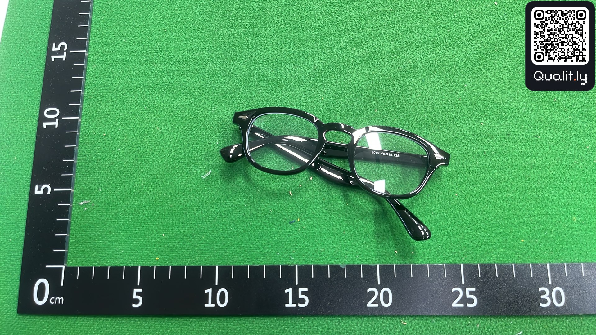 Okulary przeciwsłoneczne — zdjęcie QC 1 z 12