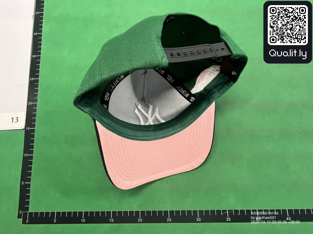 Pet — QC-foto 1 van 18