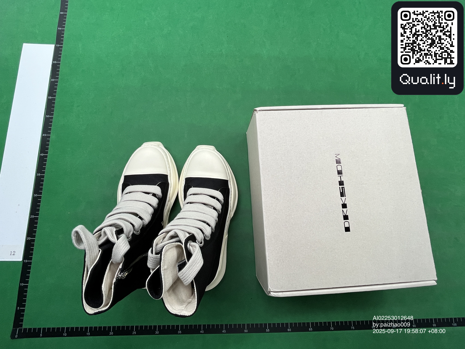 Sneakers QC photo 1 of 54