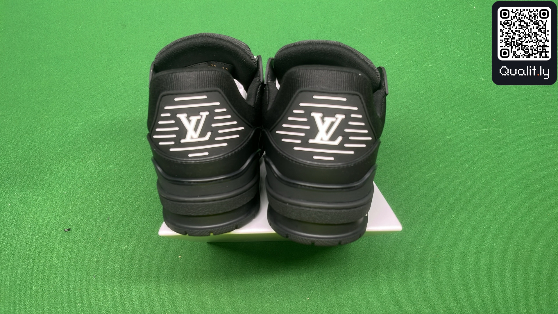 Sneakers QC photo 3 of 12