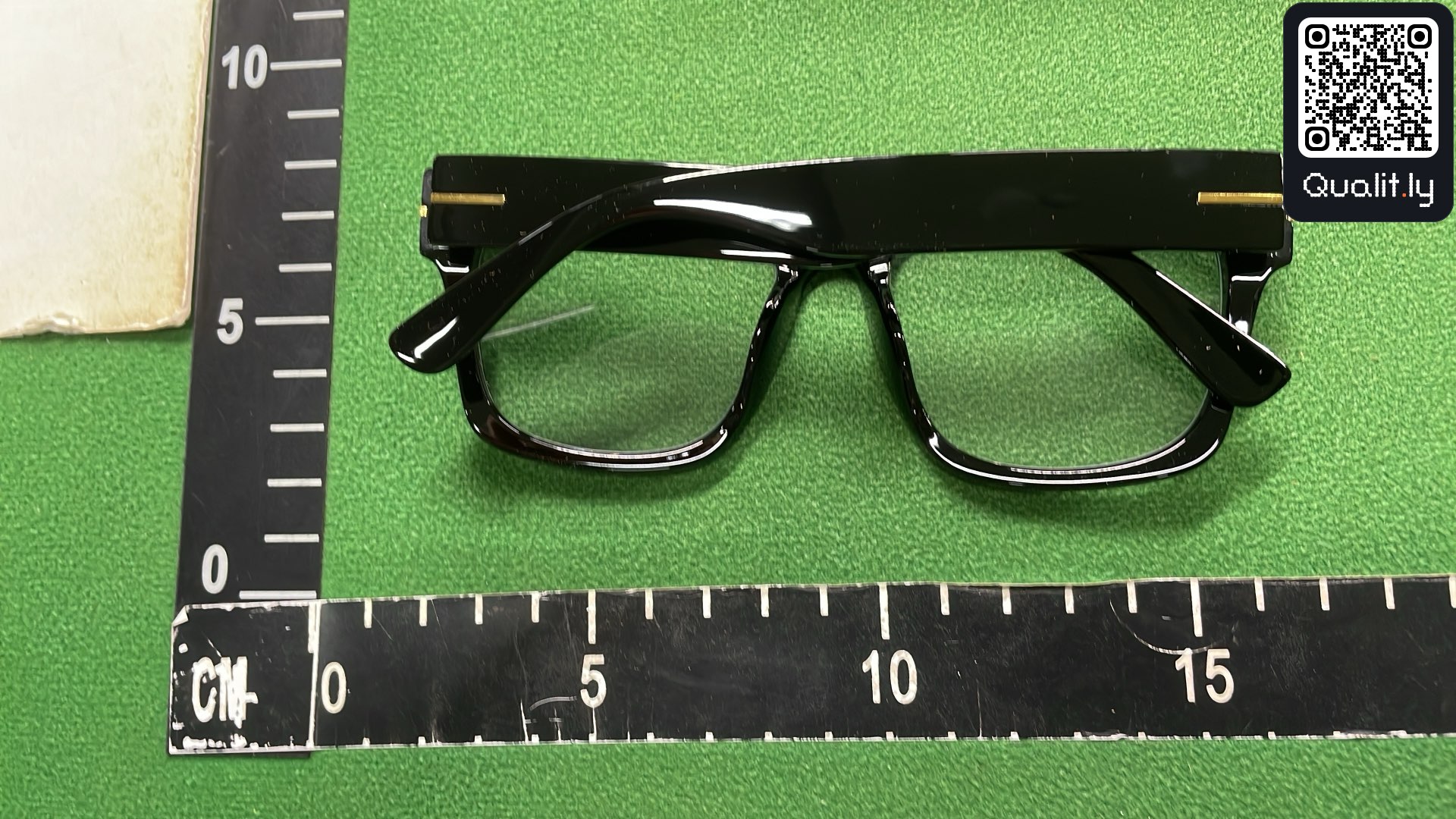 Occhiali da sole — foto QC 2 di 3