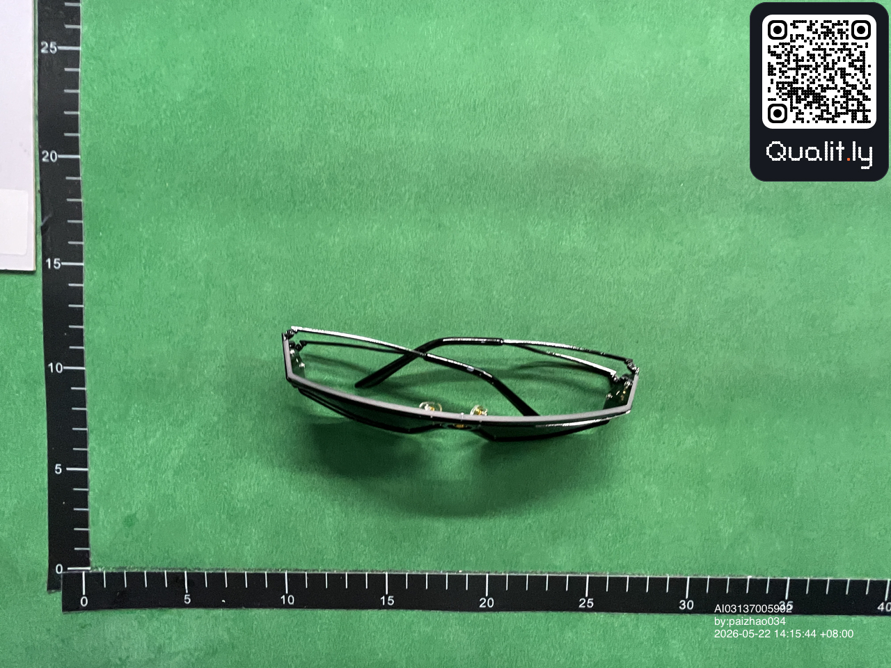 Okulary przeciwsłoneczne — zdjęcie QC 3 z 3