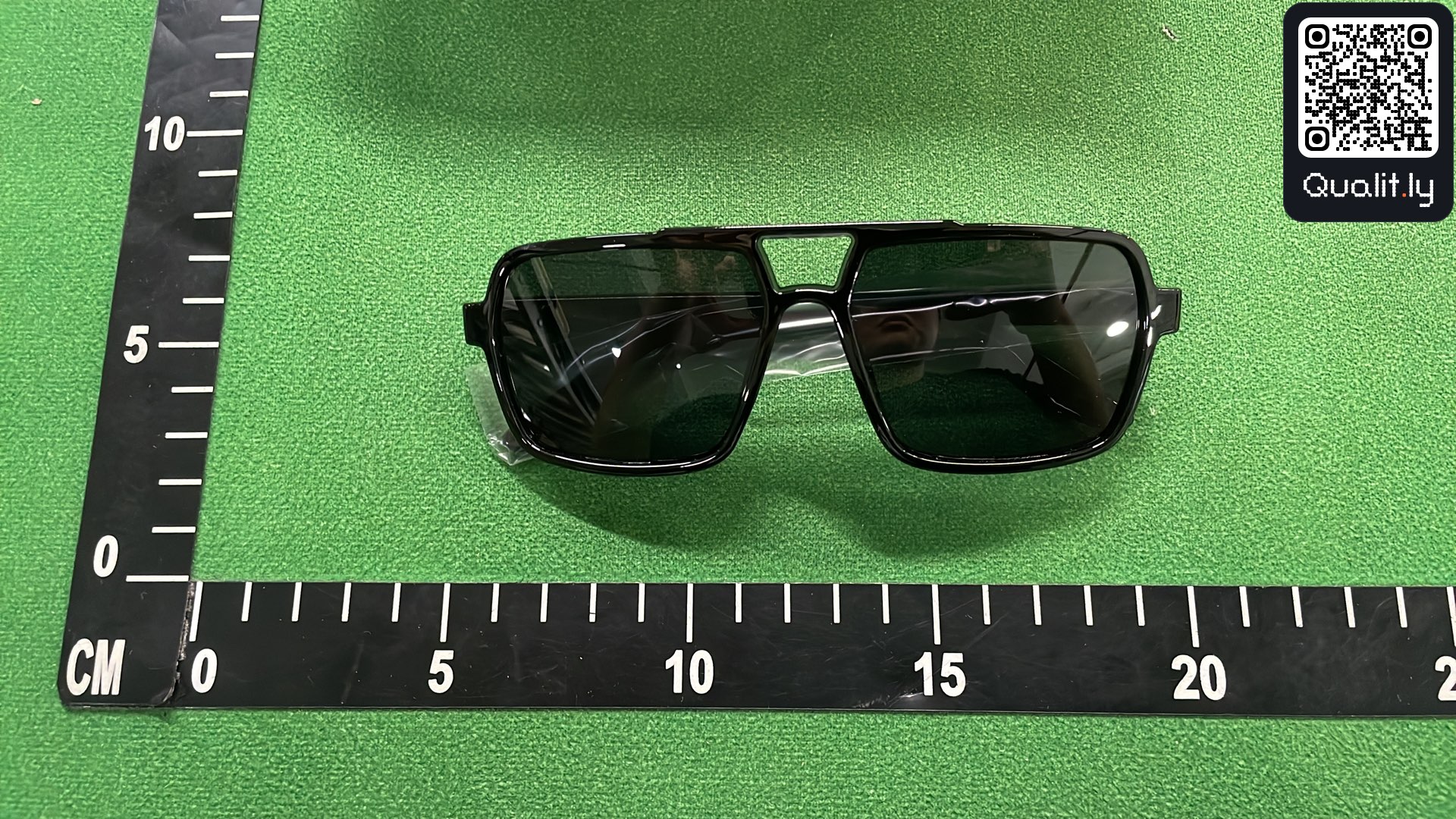 Occhiali da sole — foto QC 1 di 3