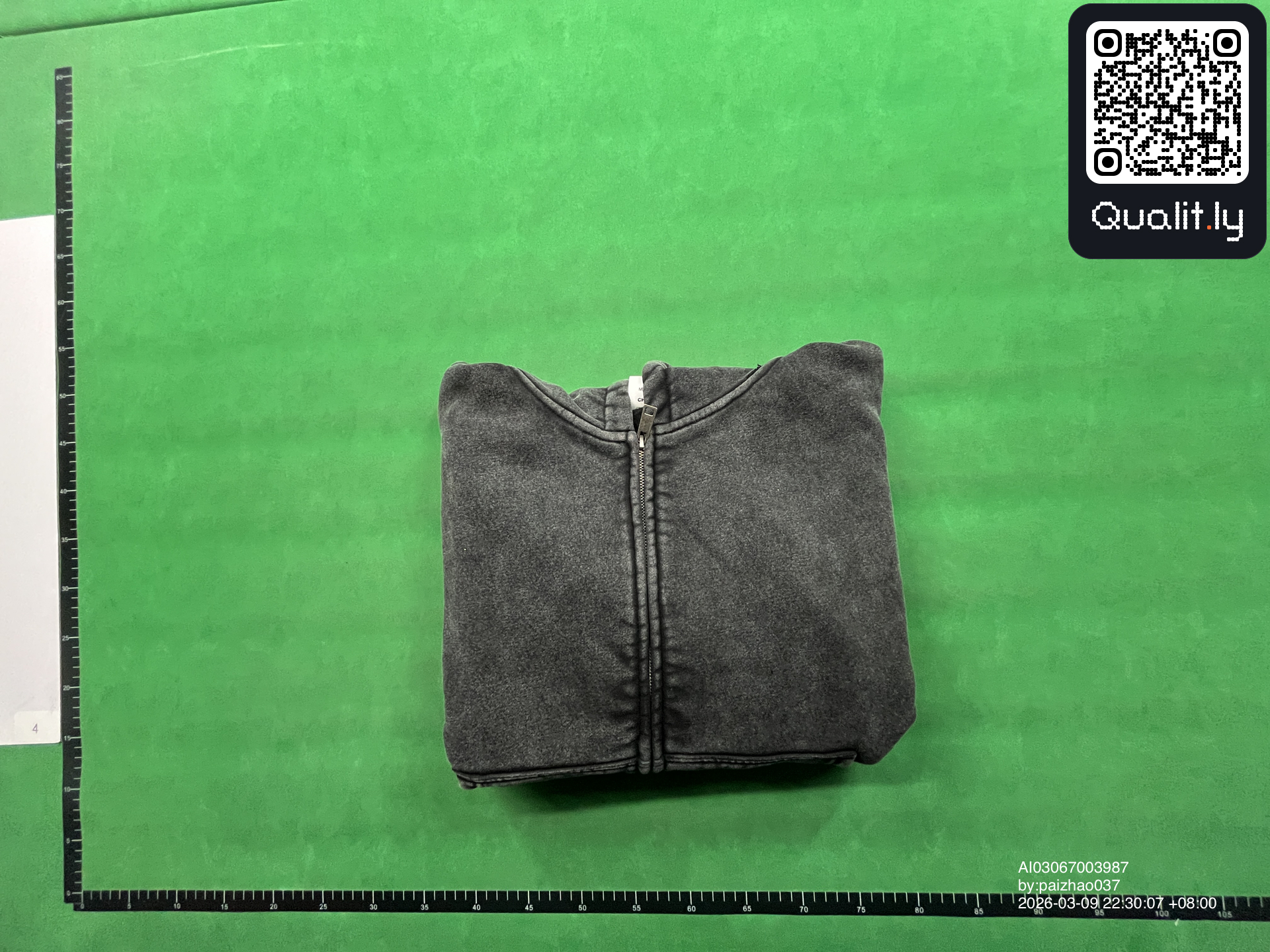 Sweat à capuche — photo QC 1 sur 4