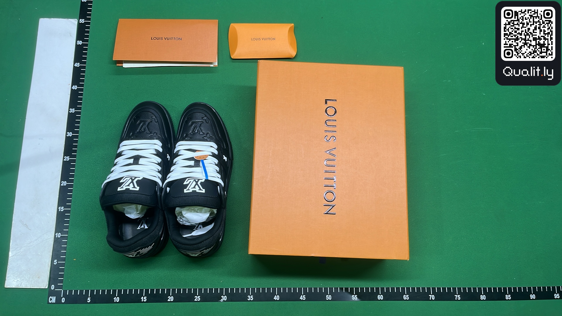 Sneakers QC photo 1 of 12