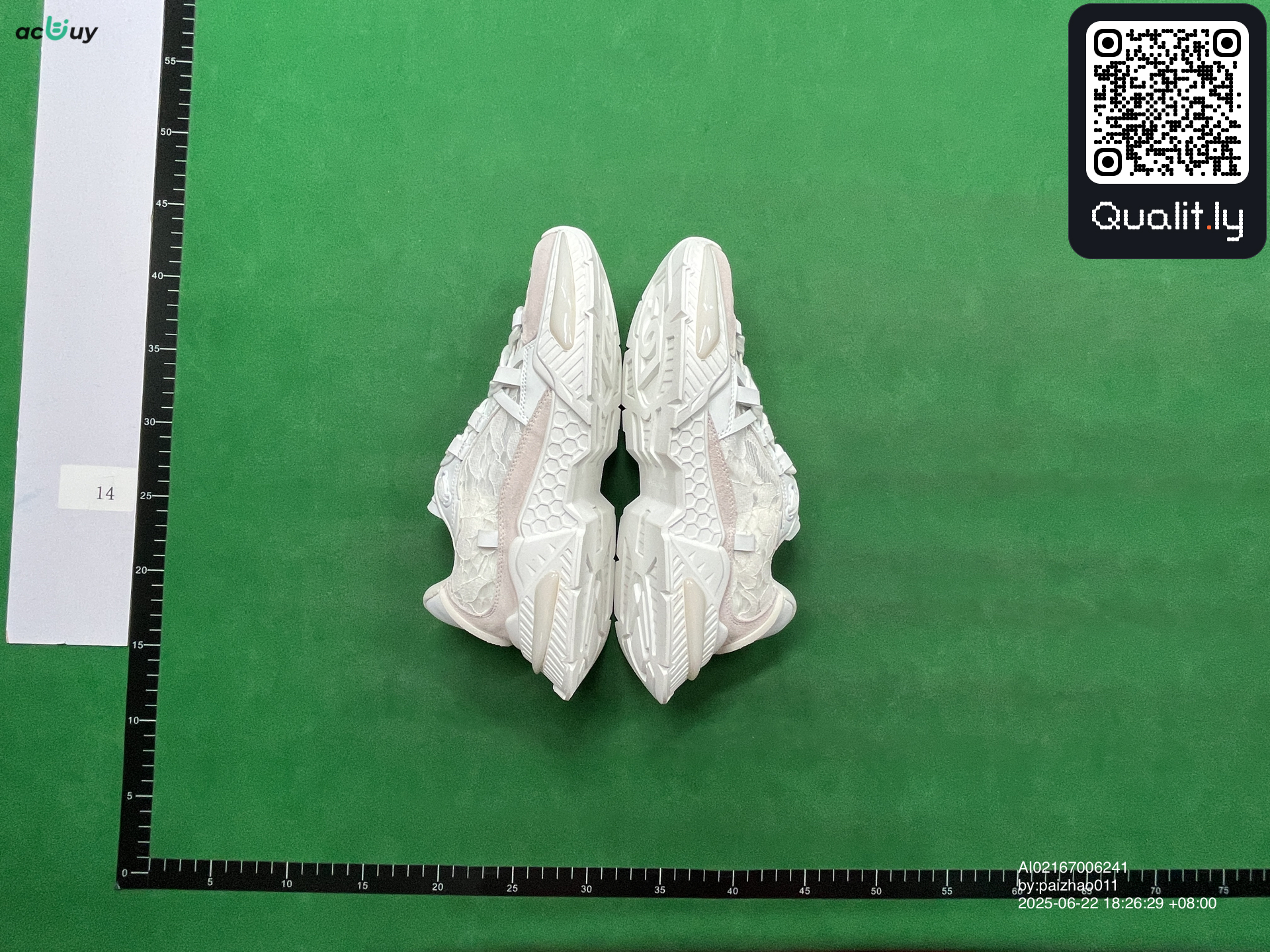 Sneakers QC photo 2 of 6