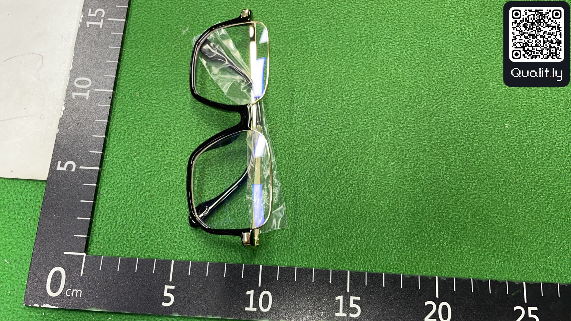 Lunettes de soleil — photo QC 3 sur 3