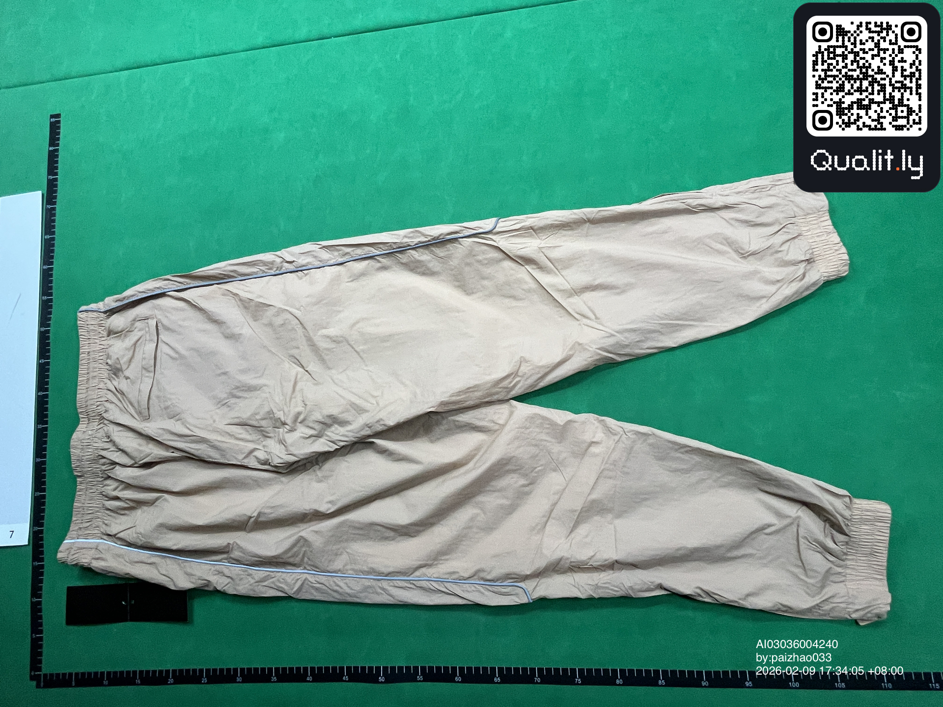 Pantaloni — foto QC 2 di 4